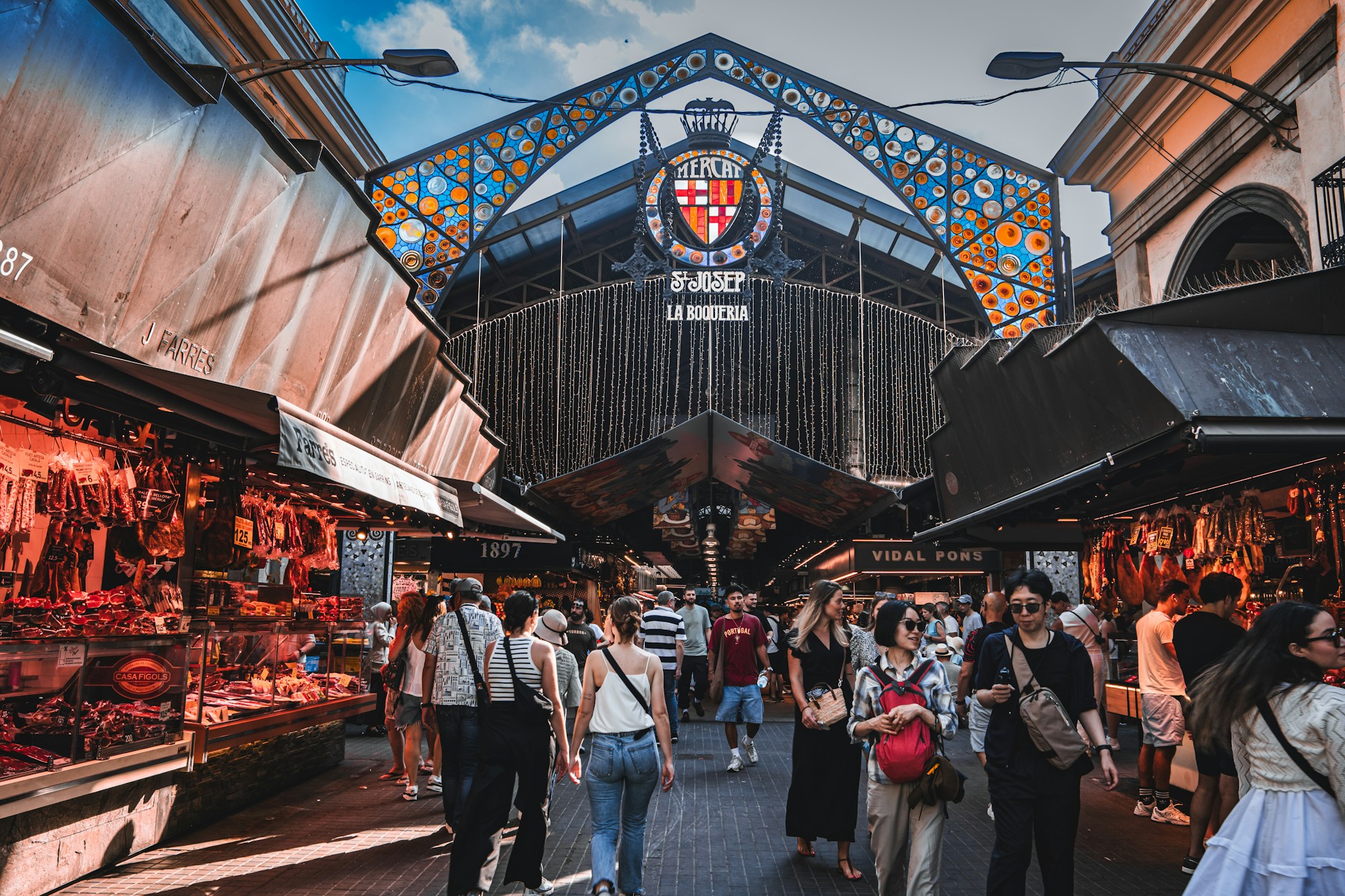 Entrée colorée du Mercat de la Boqueria sur les Ramblas à Barcelone