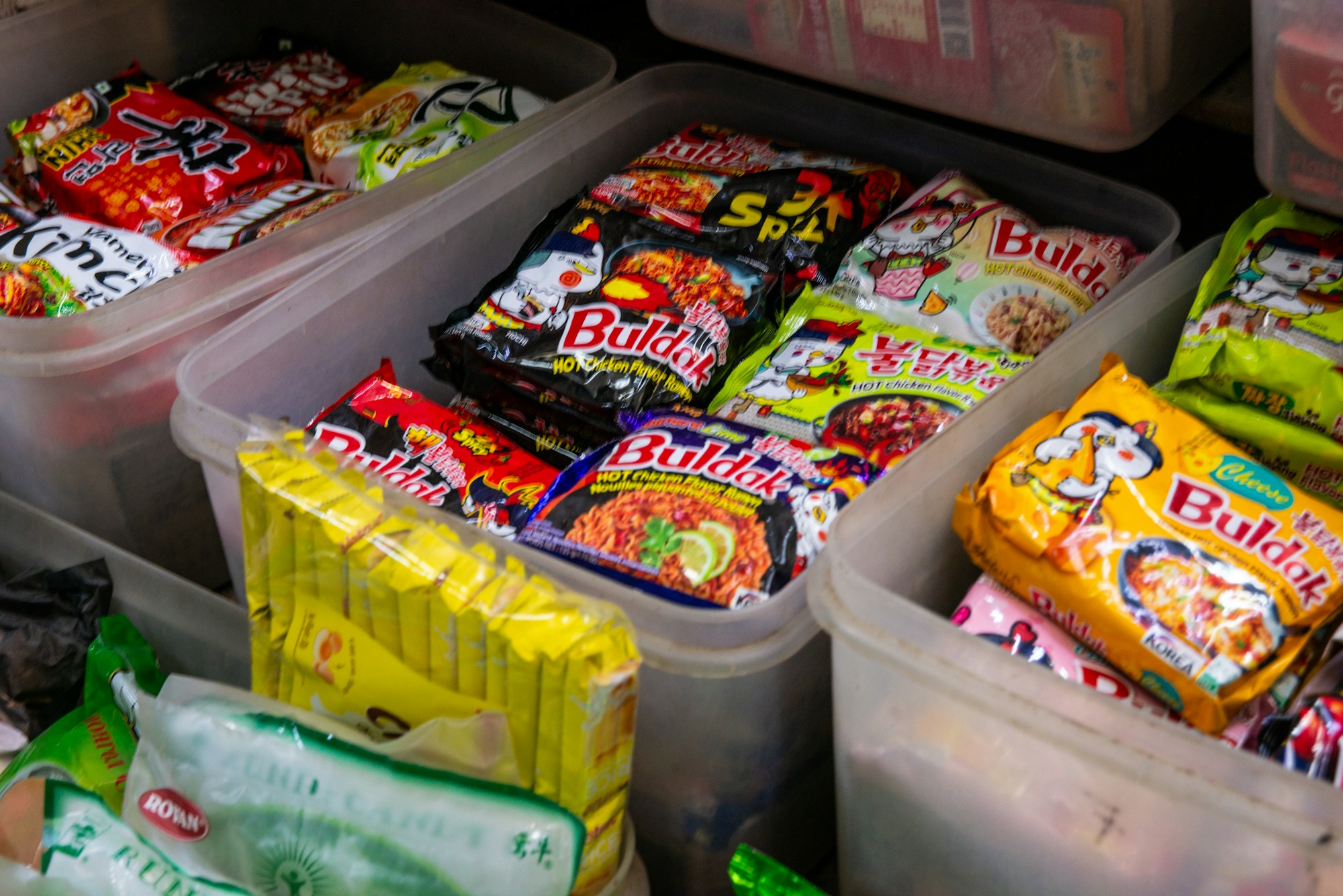 Paquets de nouilles instantanées Buldak ramen coréennes en rayon