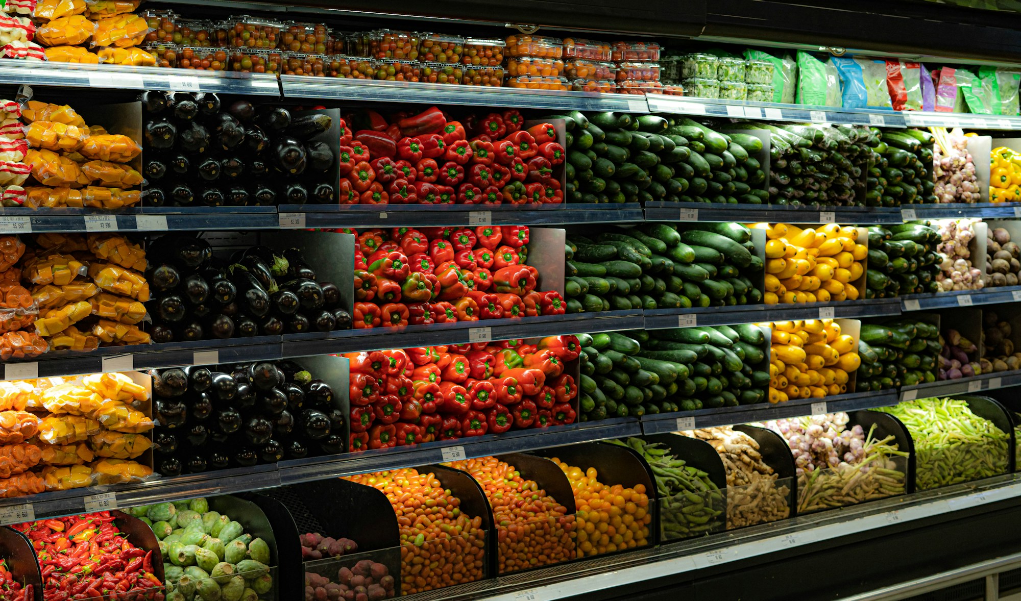 Étalage coloré de fruits et légumes frais dans un rayon de supermarché