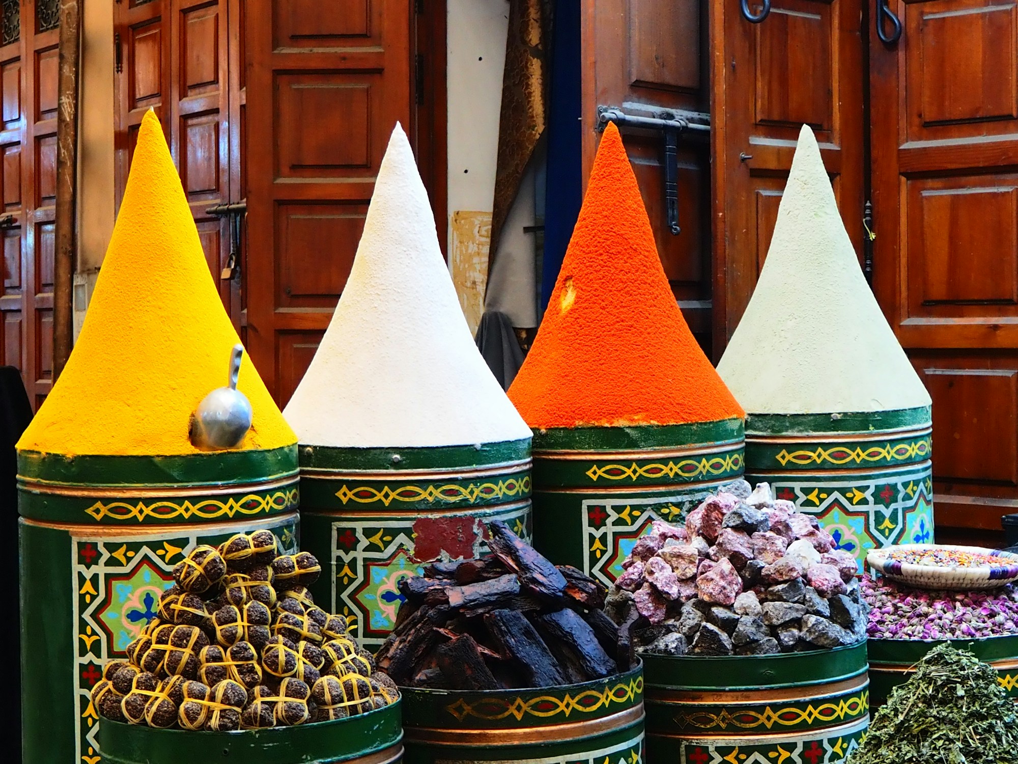 Étalage coloré d'épices et condiments dans un souk au Maroc