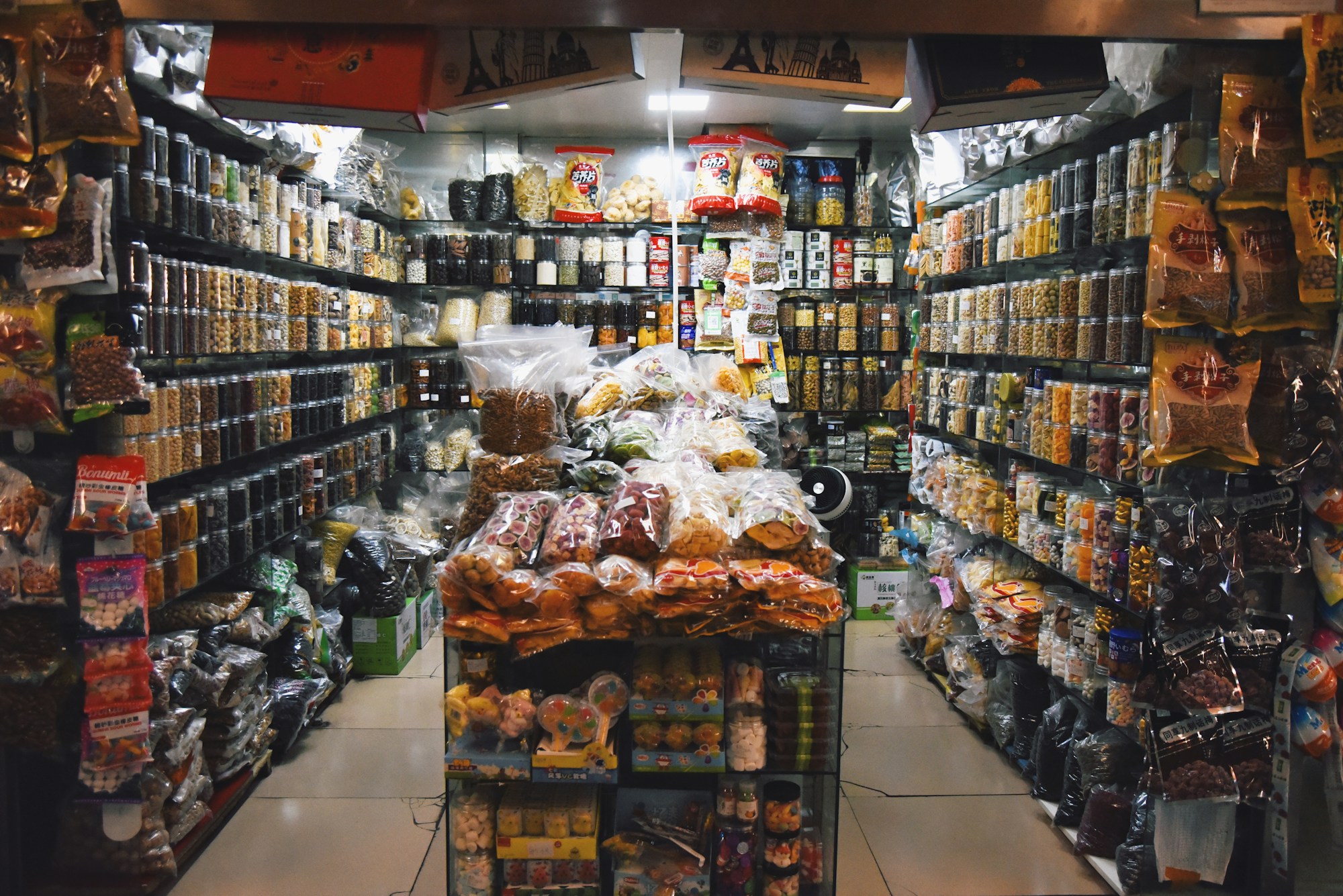 Rayons colorés de fruits et légumes frais dans un supermarché américain