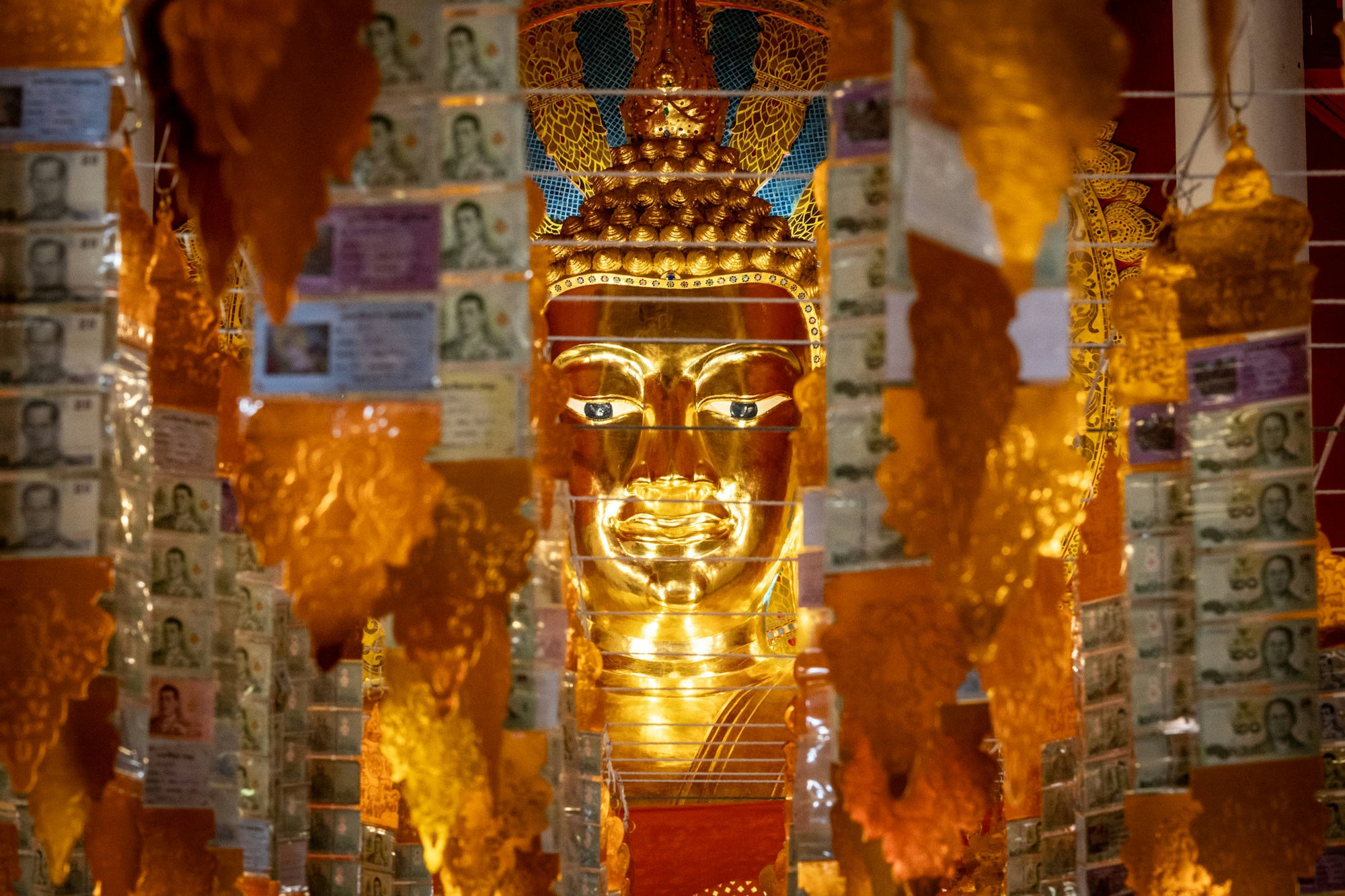Bouddha doré entouré de décorations dans un temple de Chiang Mai, Thaïlande du Nord