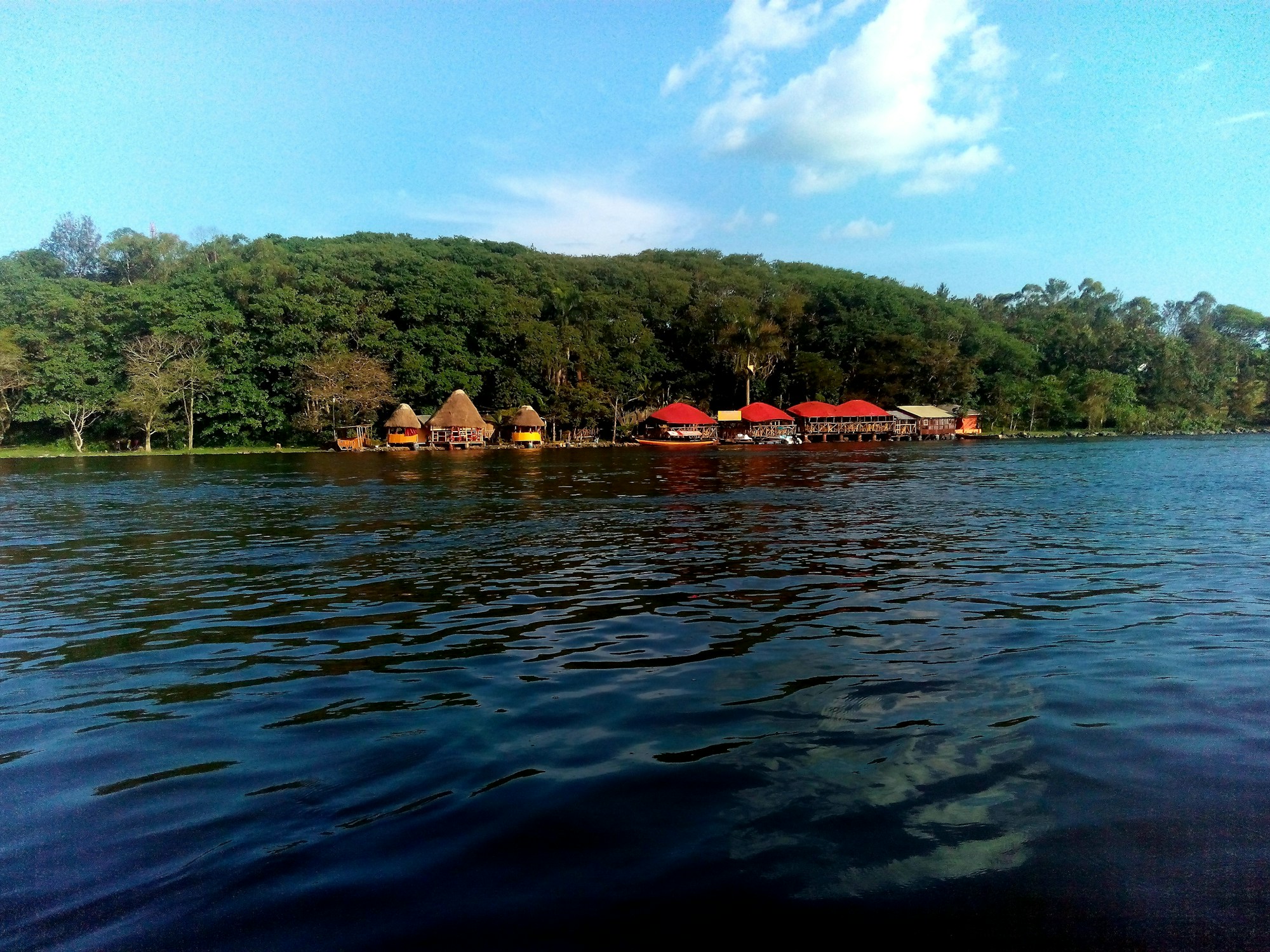 Bungalows flottants sur le lac Cheow Lan au parc national de Khao Sok, entourés de falaises calcaires et de jungle verdoyante