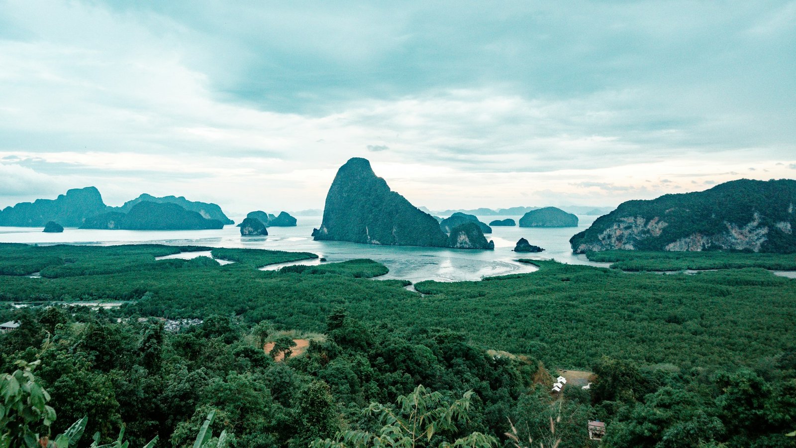 Vue aérienne des îles thaïlandaises entourées d'eaux turquoise dans la baie de Phang Nga en Thaïlande