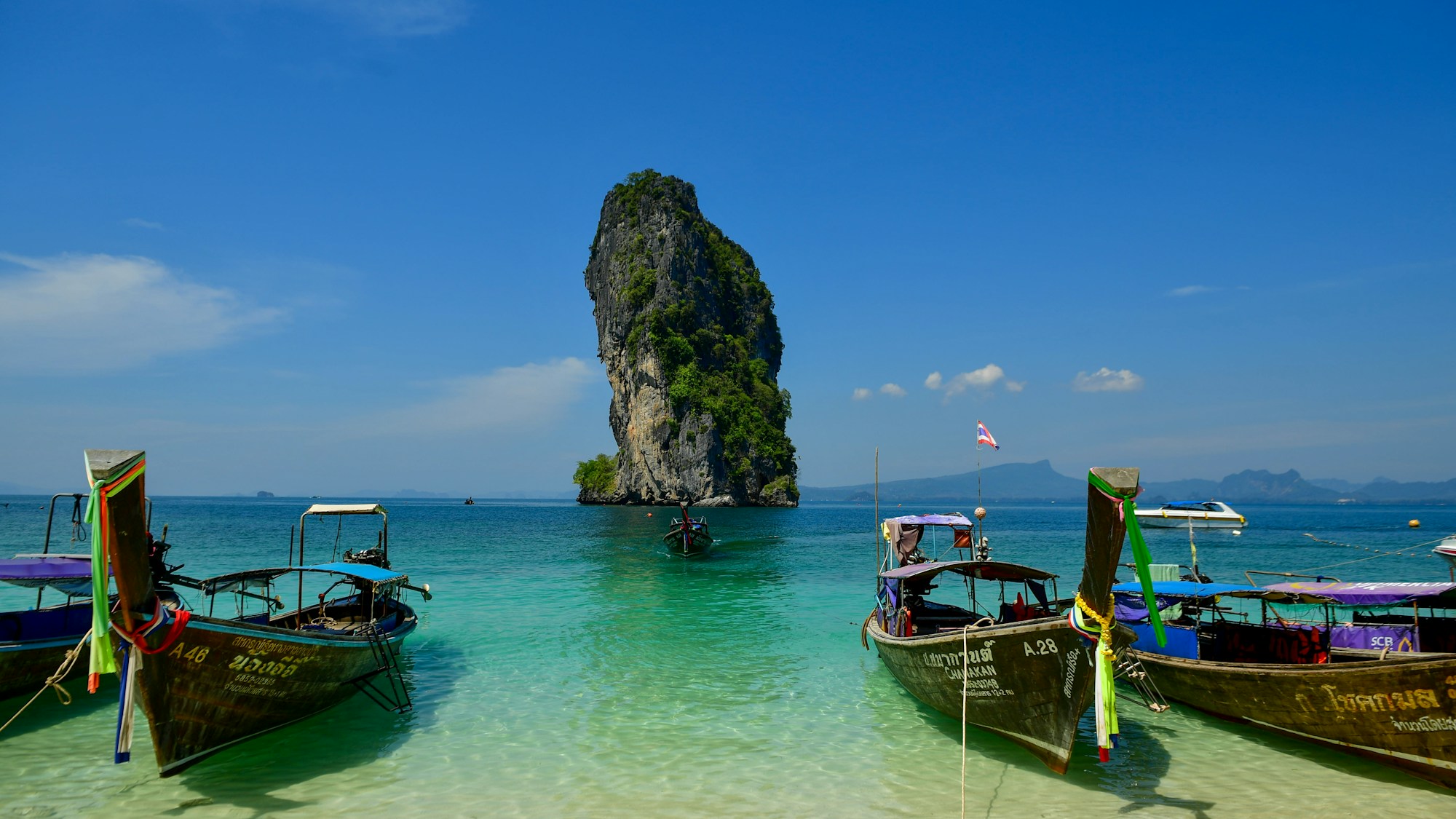 Falaises calcaires dramatiques de Poda Island à Krabi, Thaïlande, plongeant dans la mer bleu profond de la côte Andaman