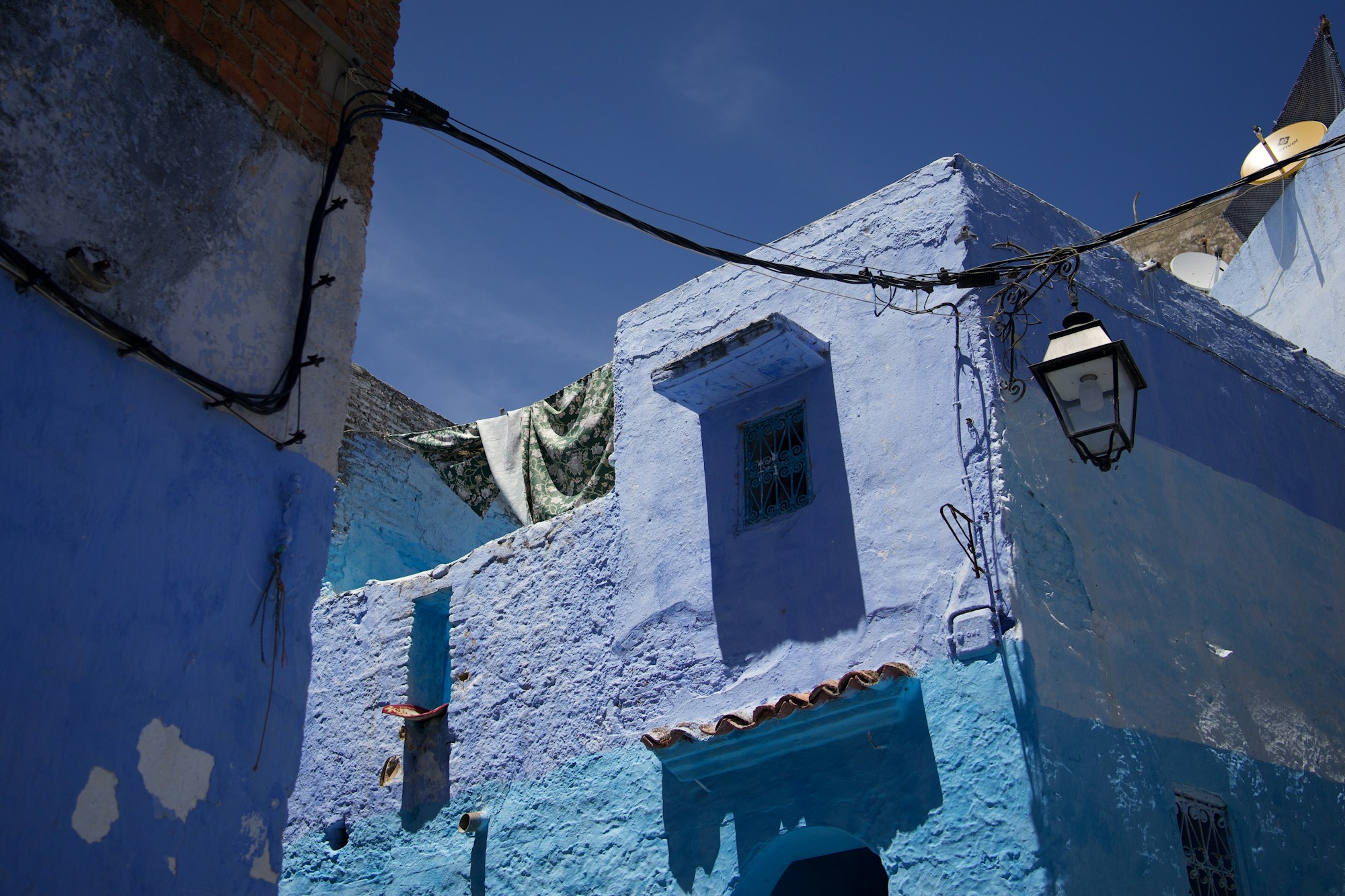 Blaue und weisse Gebaude in der Medina von Chefchaouen in den Rif-Bergen, Marokko