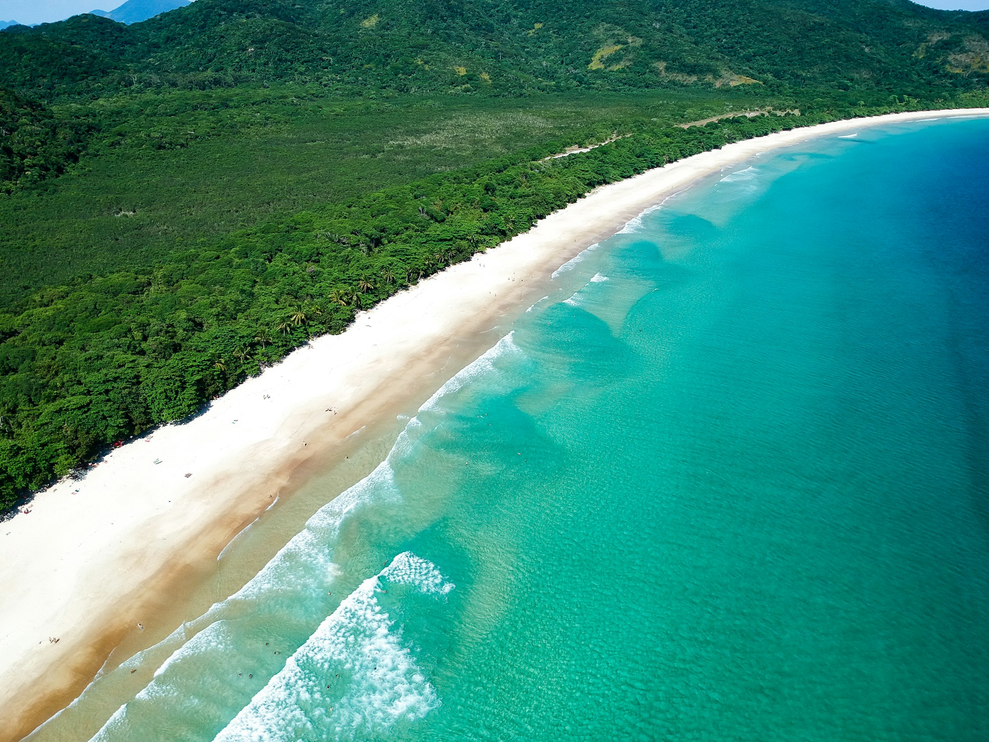 Tuerkisfarbenes Wasser und ueppige tropische Vegetation auf Ilha Grande, Brasilien