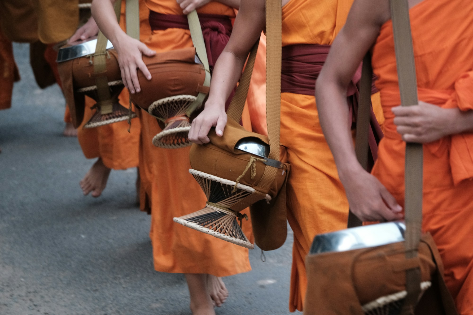 Buddhistische Moenche bei der morgendlichen Almosen-Zeremonie in Luang Prabang, Laos