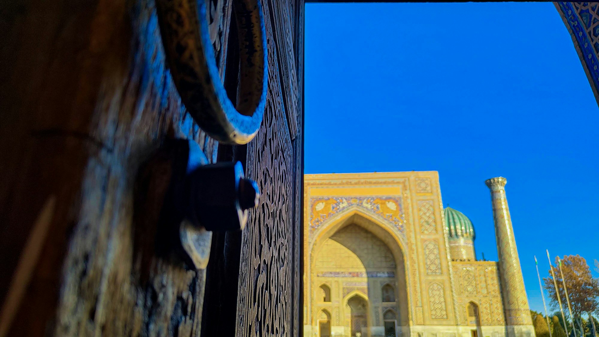 Registan-Platz in Samarkand, Usbekistan, mit seinen mit blauen Mosaiken geschmueckten Medressen
