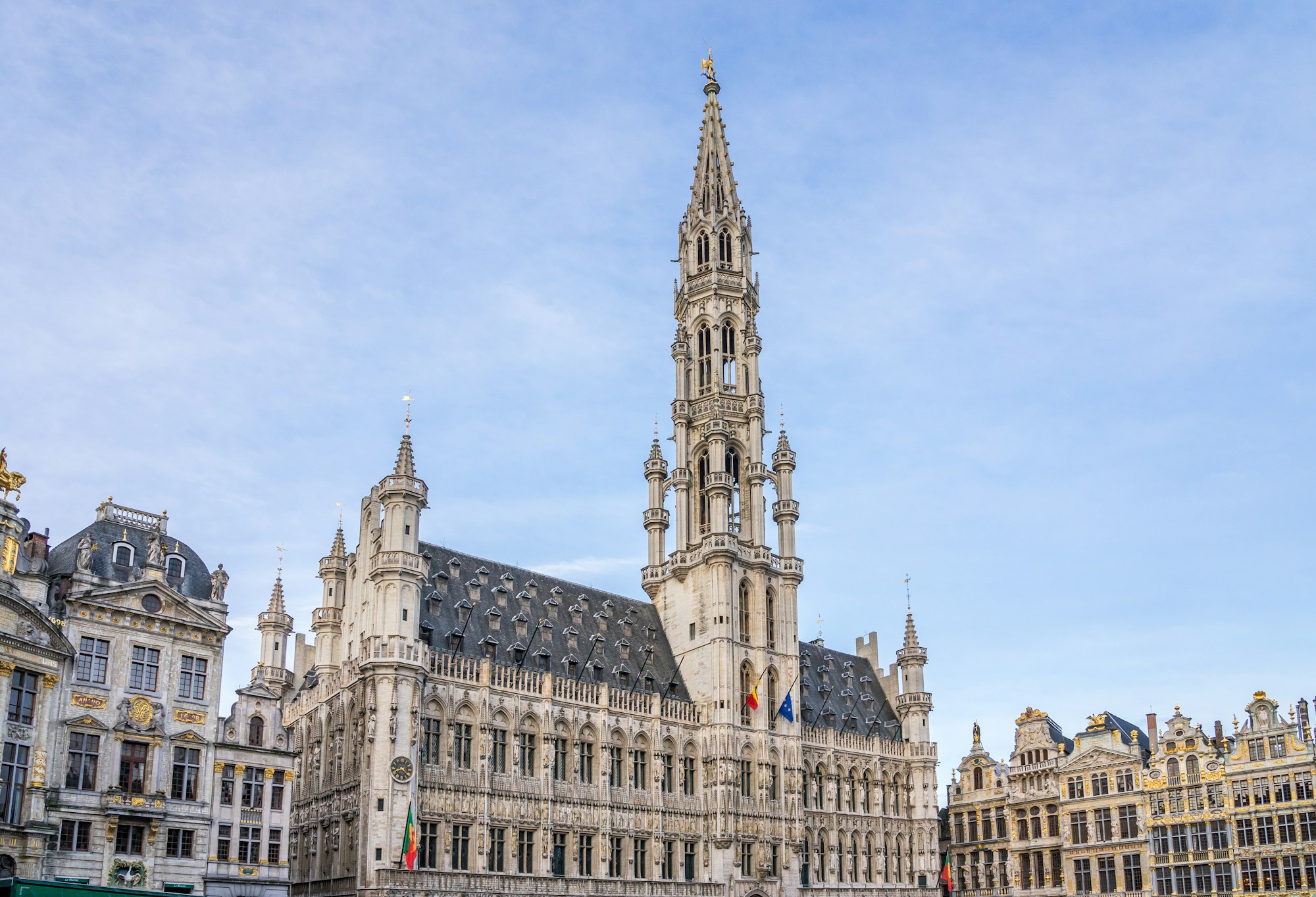Grand-Place di Bruxelles con torre e architettura storica