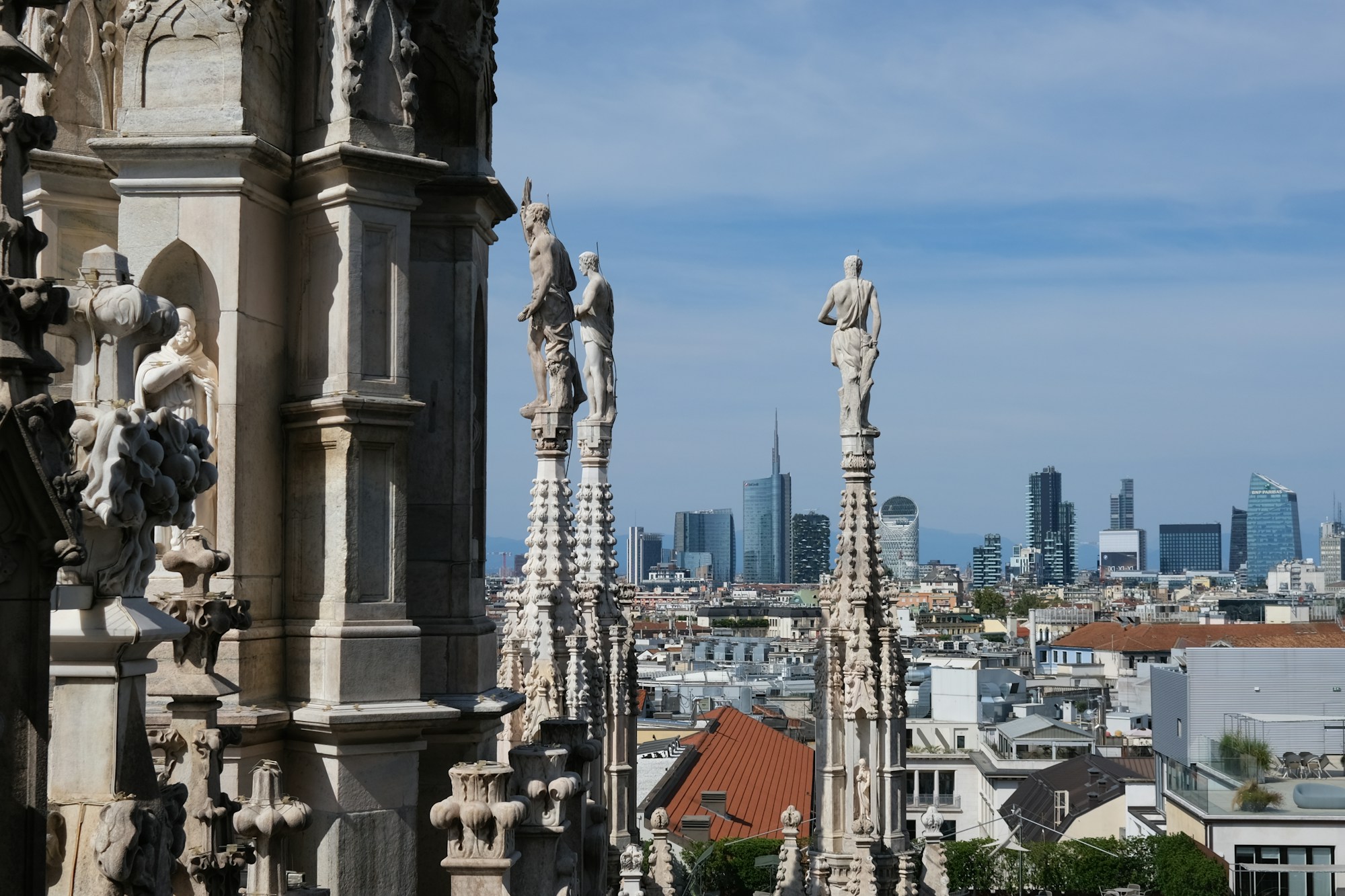 Vista panoramica di Milano dalle guglie gotiche del Duomo
