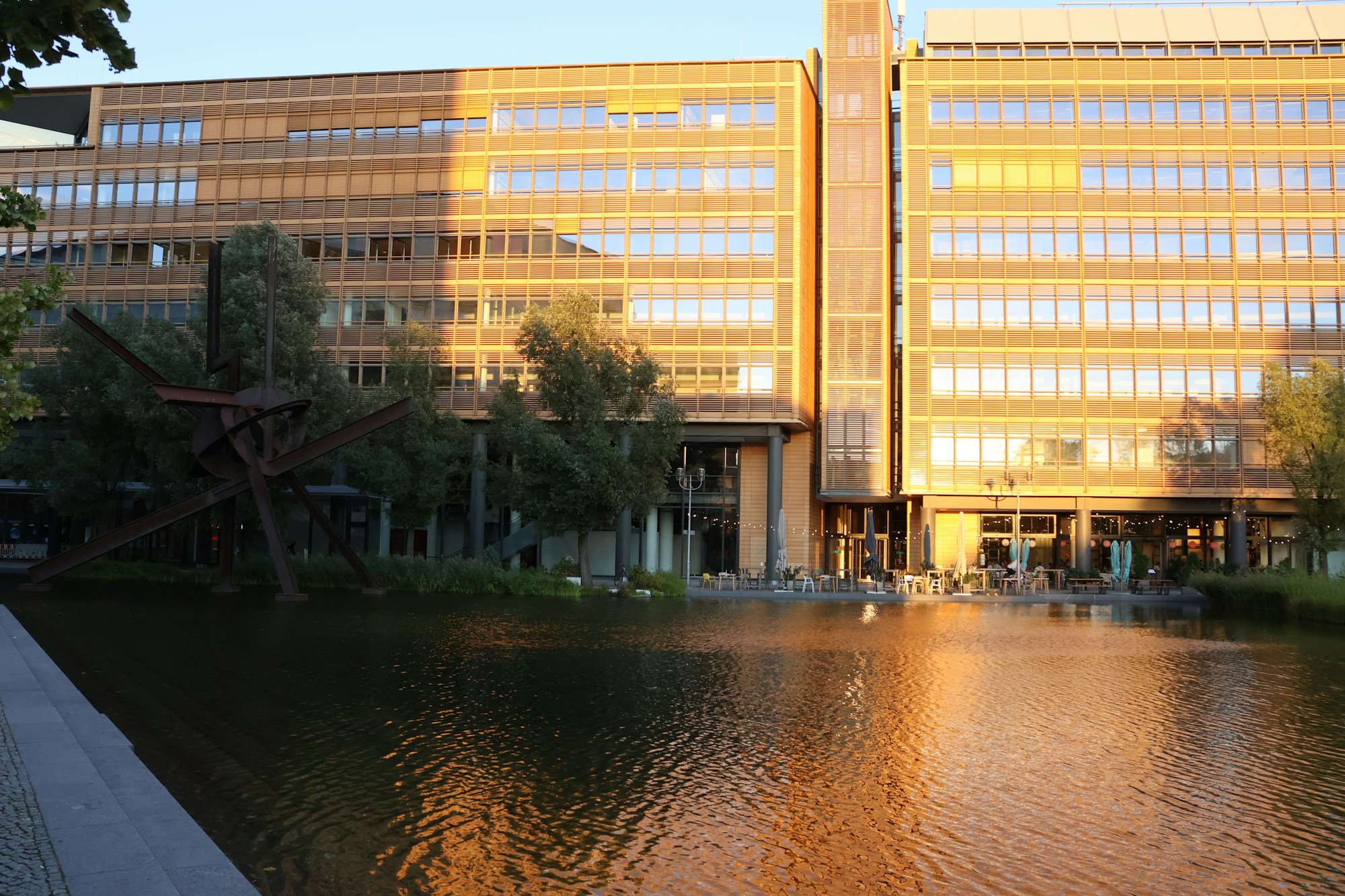 Tour de télévision de Berlin et Spree au coucher du soleil