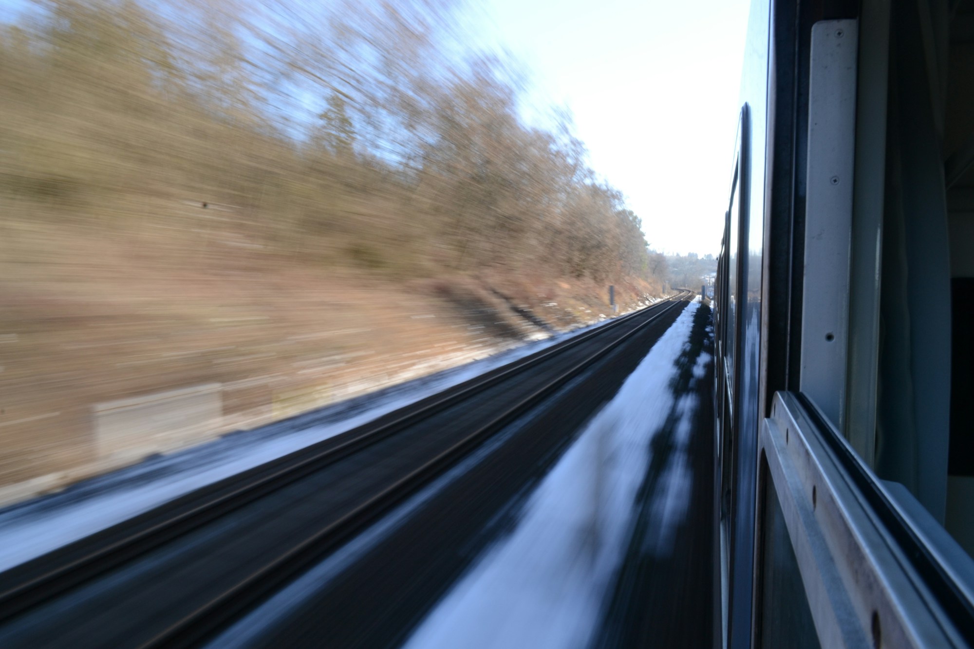 Vue depuis un train en mouvement sur les voies et les arbres