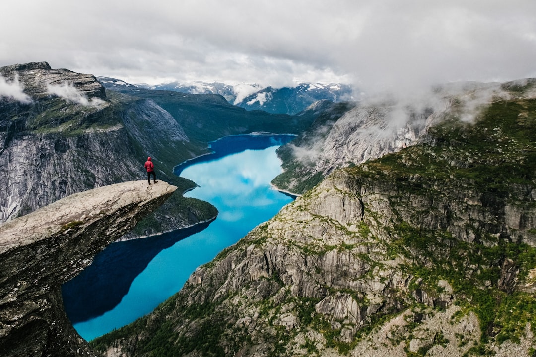 Vue spectaculaire de Trolltunga, la Langue du Troll, surplombant le lac Ringedalsvatnet en Norvège