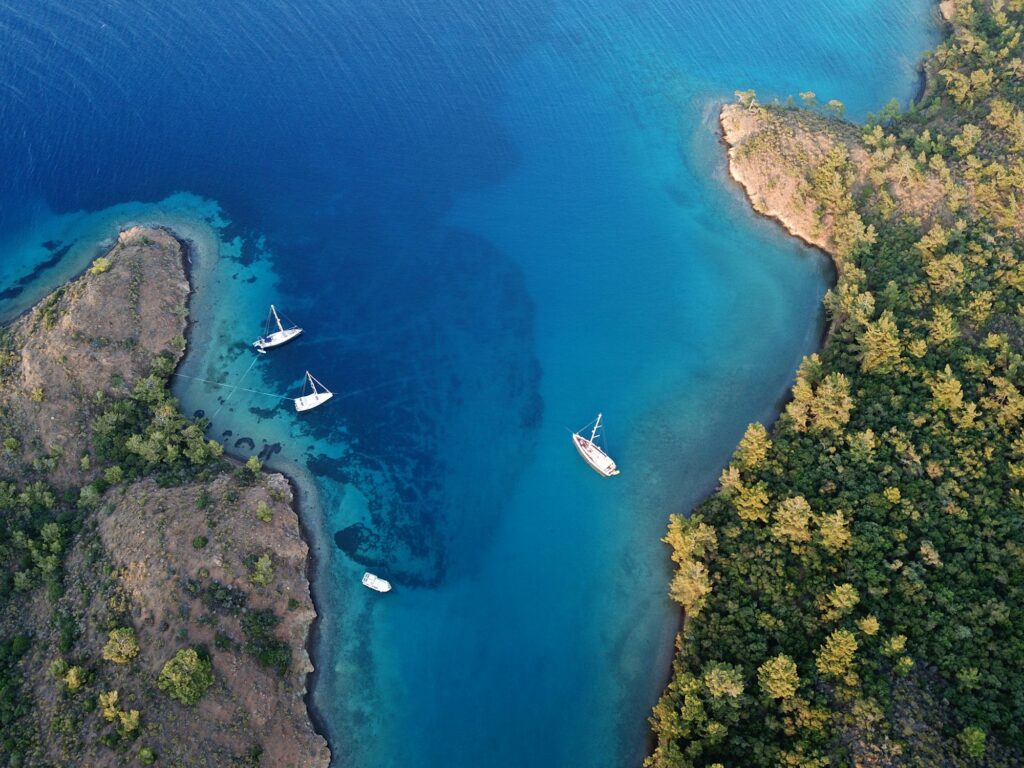 Vue aérienne des eaux turquoise cristallines de la côte lycienne en Turquie