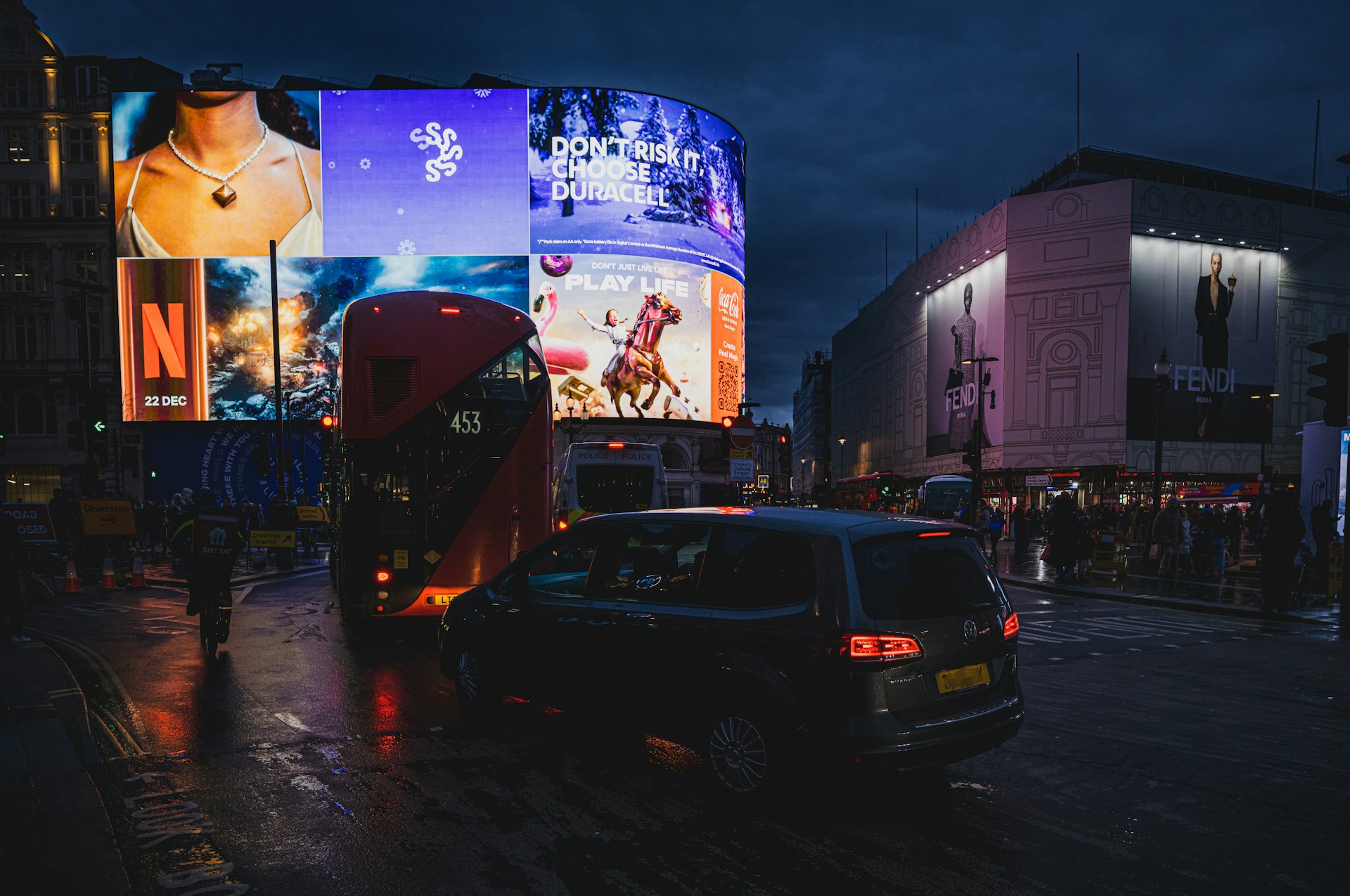 Piccadilly Circus de nuit à Londres, emplacement de Zedwell Capsule Hotel