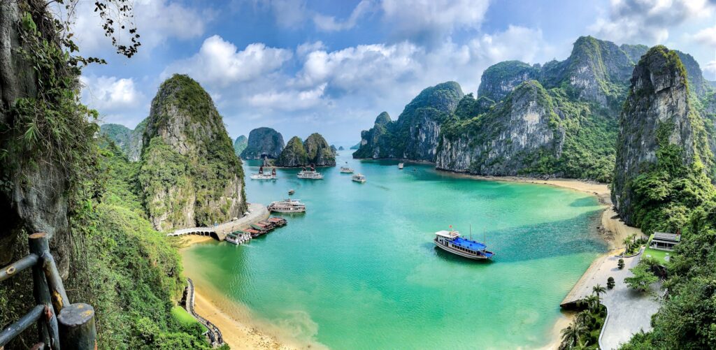 Vue panoramique de la baie d'Ha Long au Vietnam avec formations karstiques