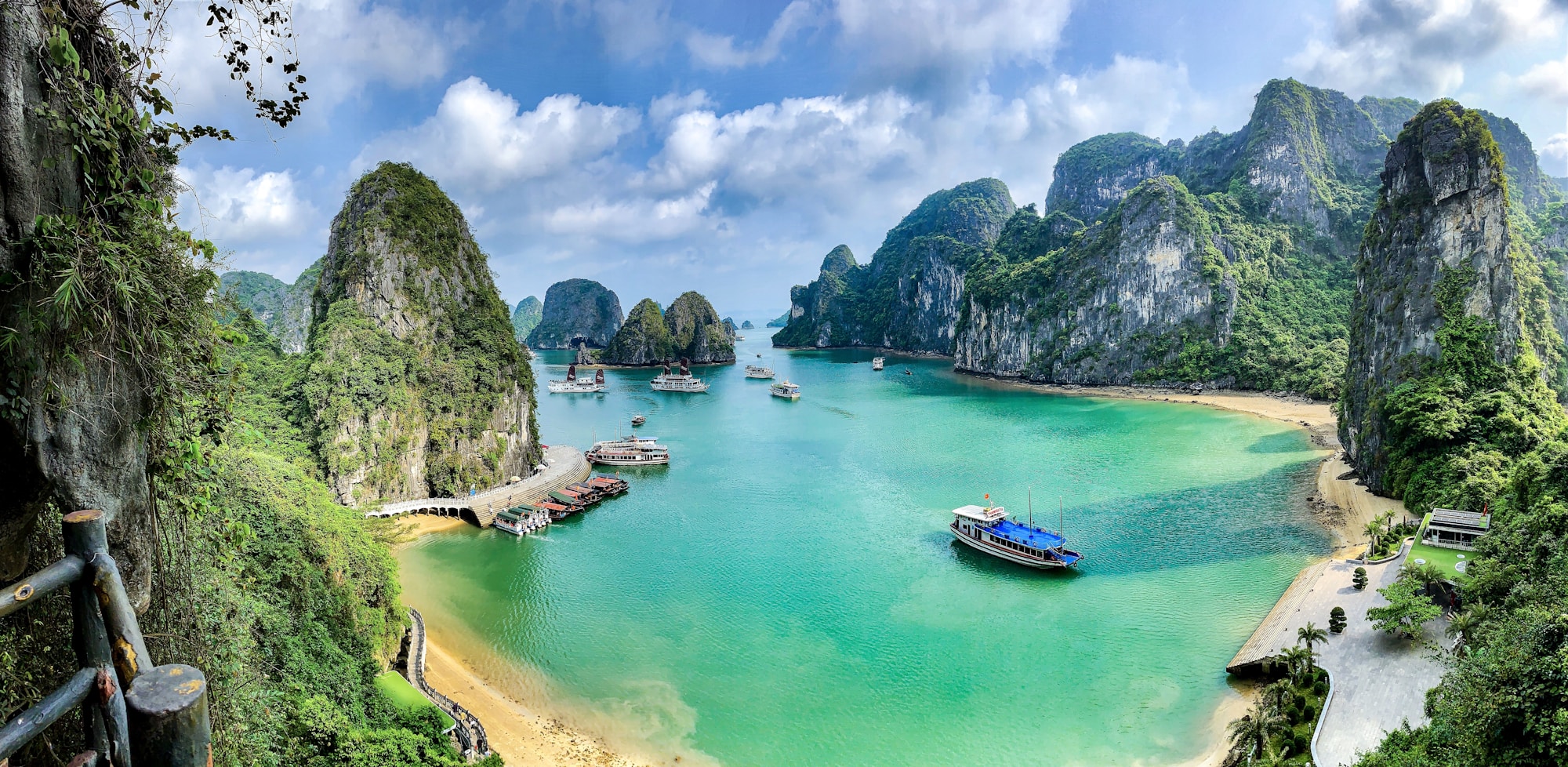 Pitons karstiques émergeant des eaux émeraude de la baie d'Ha Long au Vietnam