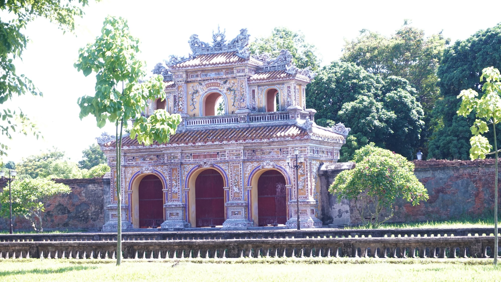 Cité impériale de Hué avec ses portes monumentales et jardins