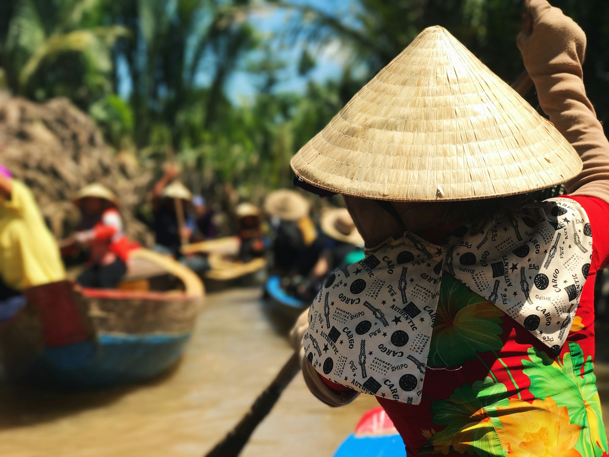 Marché flottant de Cái Răng au lever du soleil avec barques chargées de fruits
