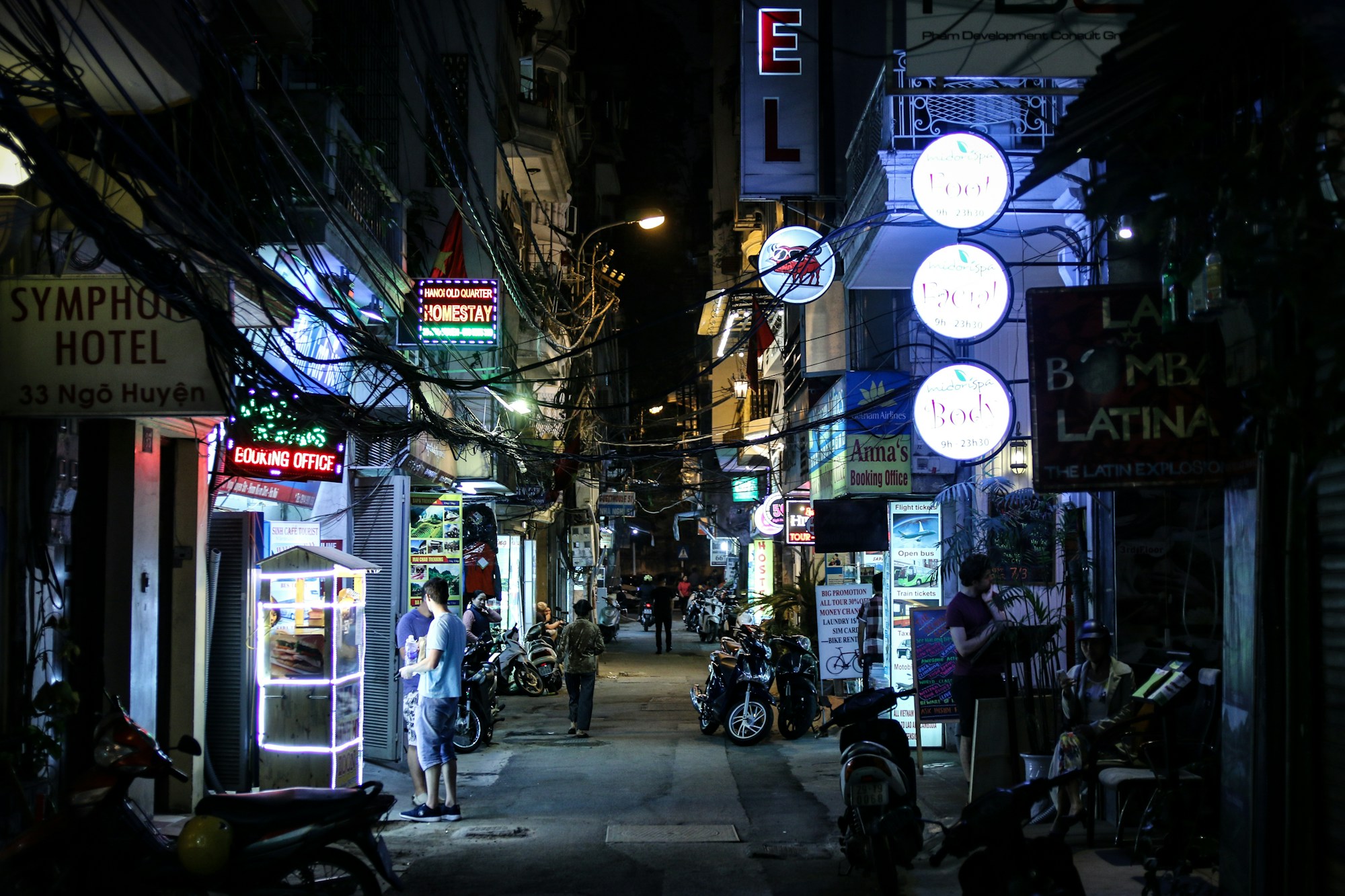 Stand de street food à Hanoï avec phở fumant et condiments frais