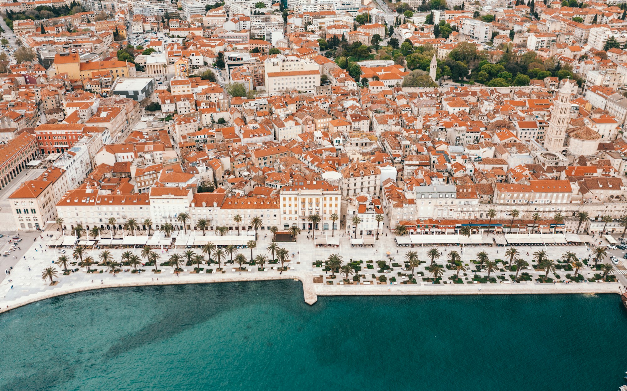 Le mura di Dubrovnik affacciate sul mare Adriatico turchese in primavera