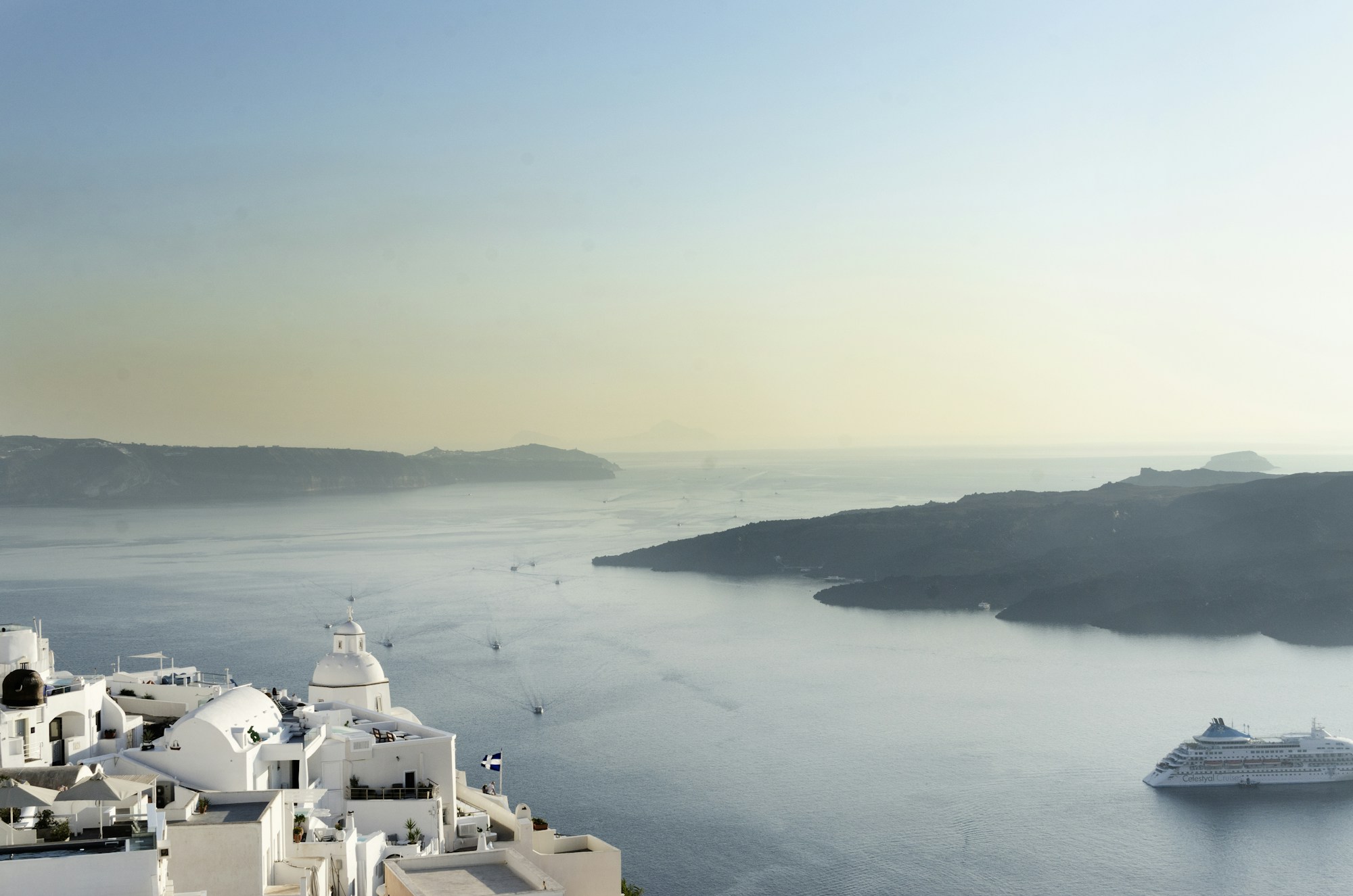 Vue de Santorin en Grèce avec maisons blanches et dômes bleus — retraite au soleil