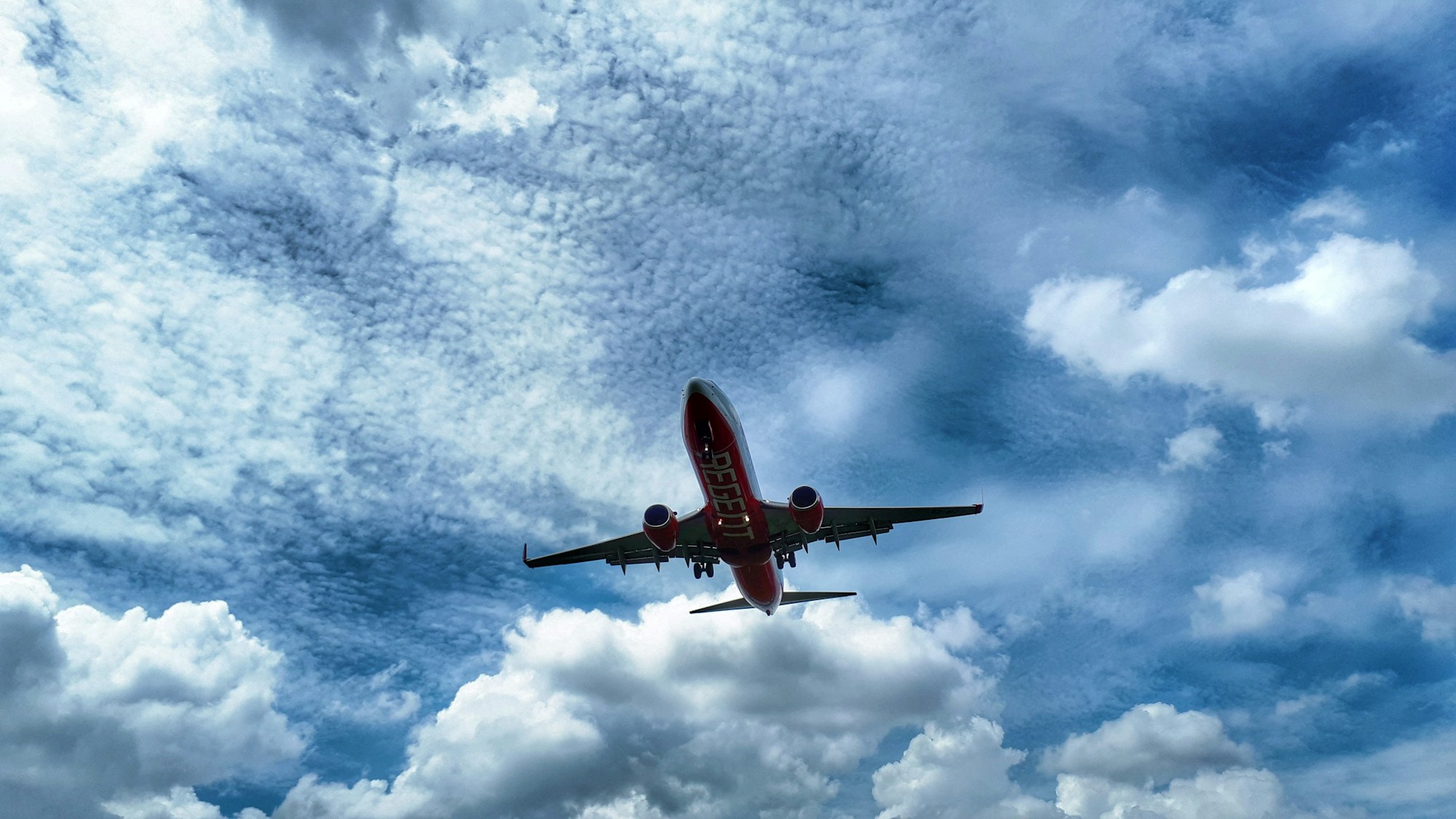 Flugzeug im blauen Himmel — günstige Flüge und Preisfehler 2026