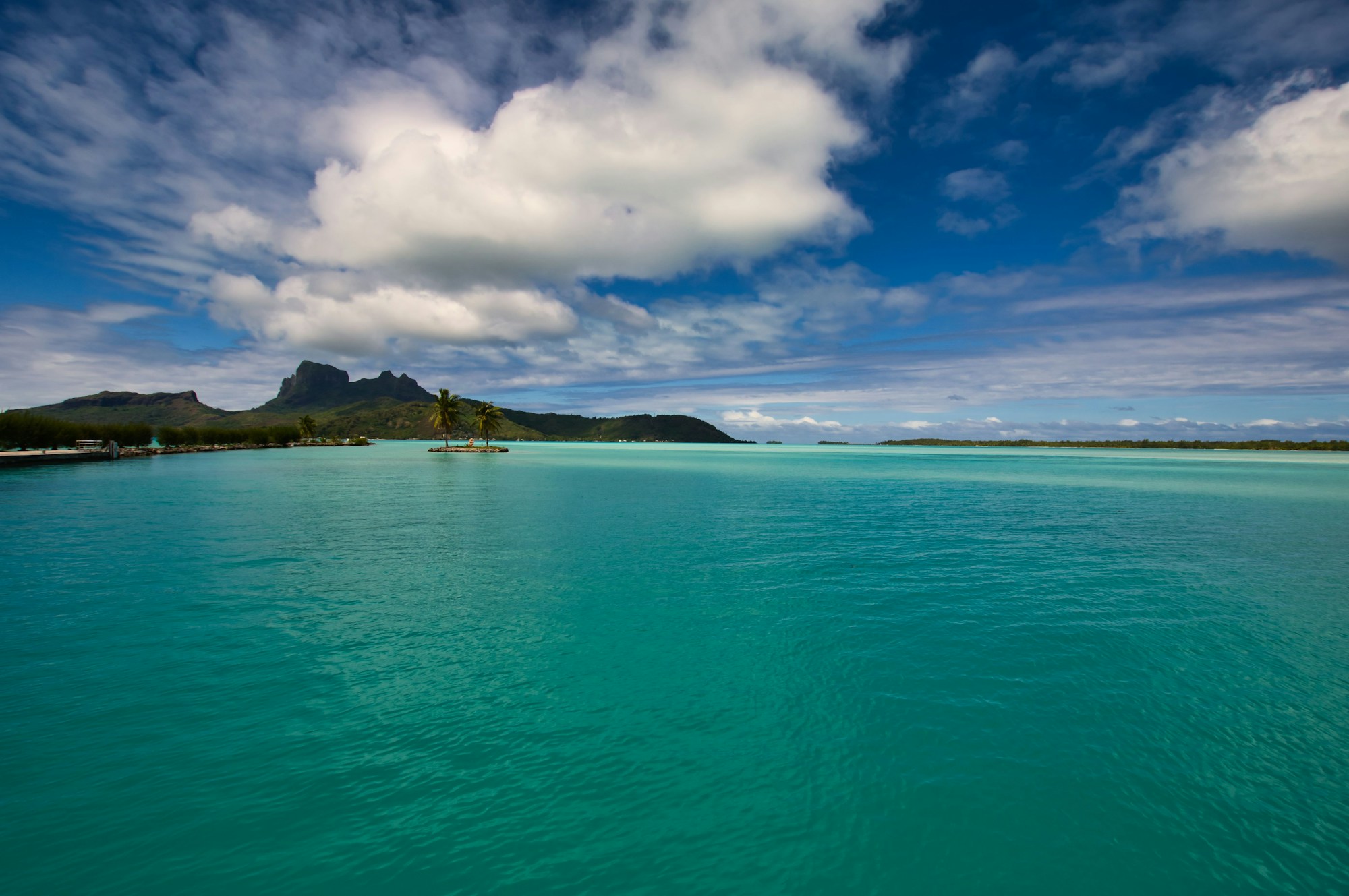 Paysage de rêve à l'arrivée à Bora-Bora, lagons turquoise et sommets volcaniques, Polynésie française