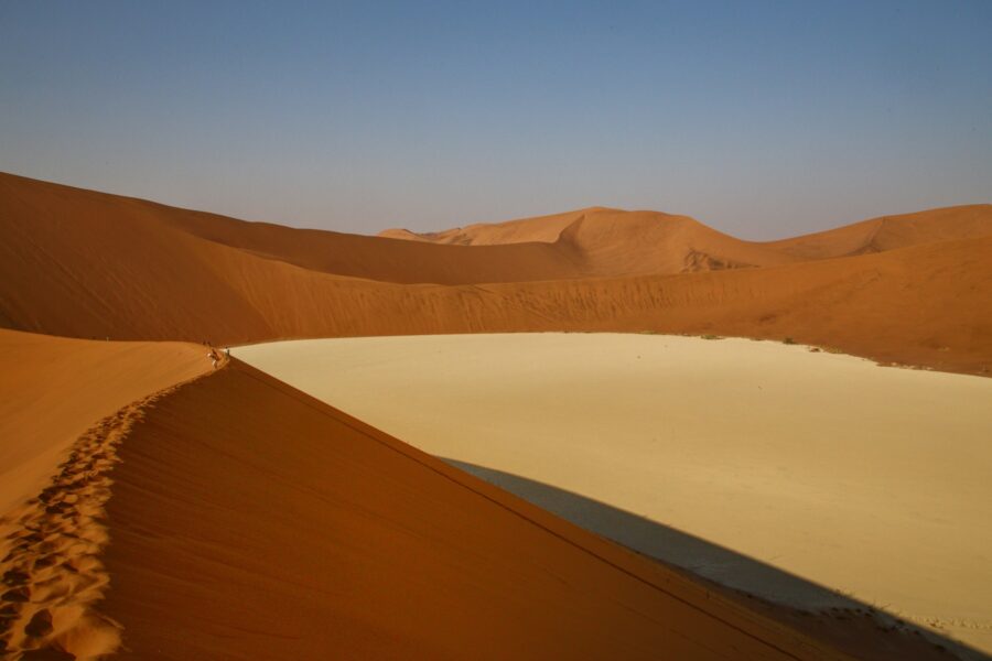 Vue depuis la Grande Dune sur le Deadvlei, arbres morts et sol blanc entourés de dunes orangées à Sossusvlei, Namibie