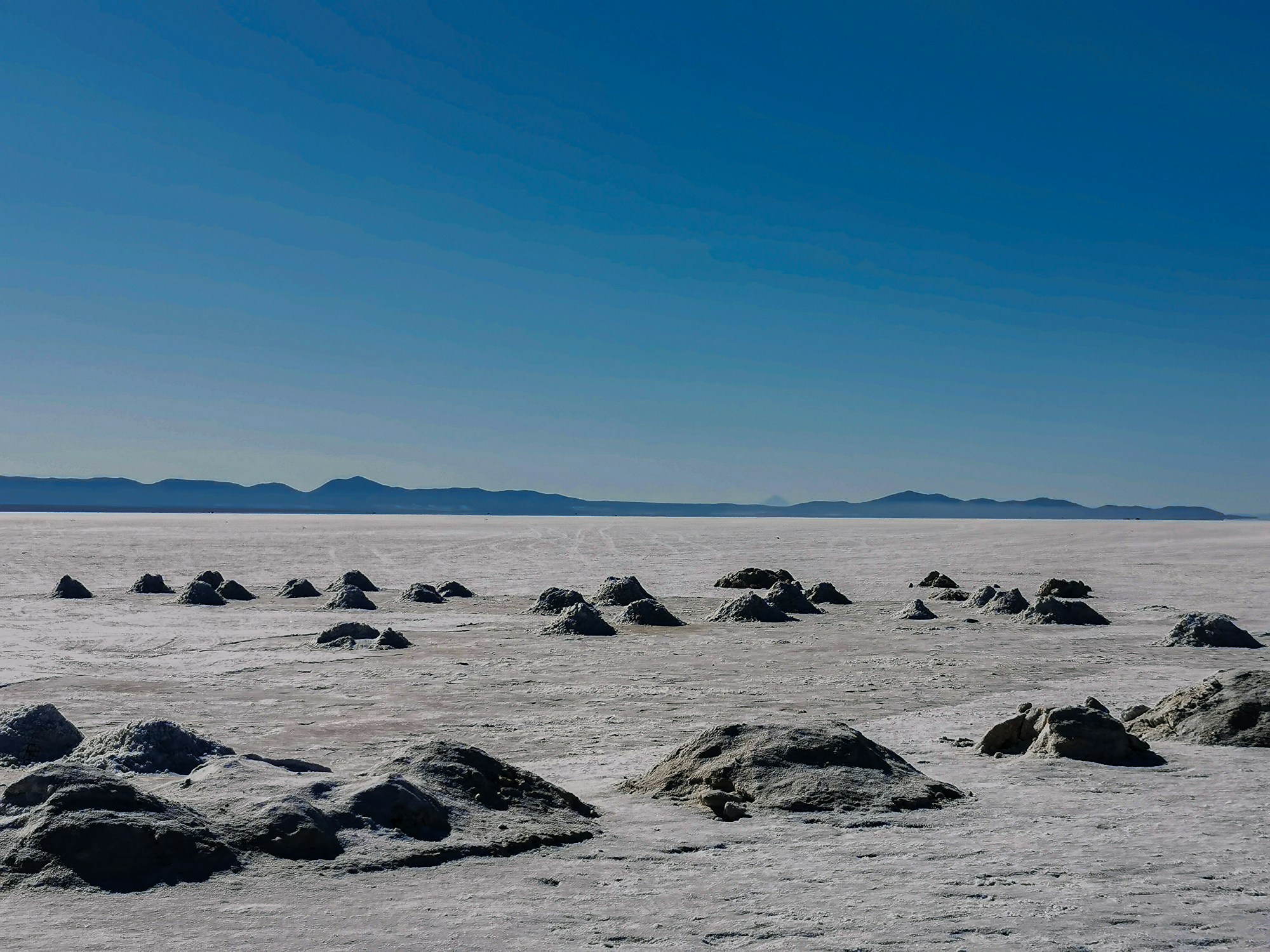 Désert de sel d'Uyuni en Bolivie, étendue blanche infinie se reflétant comme un miroir