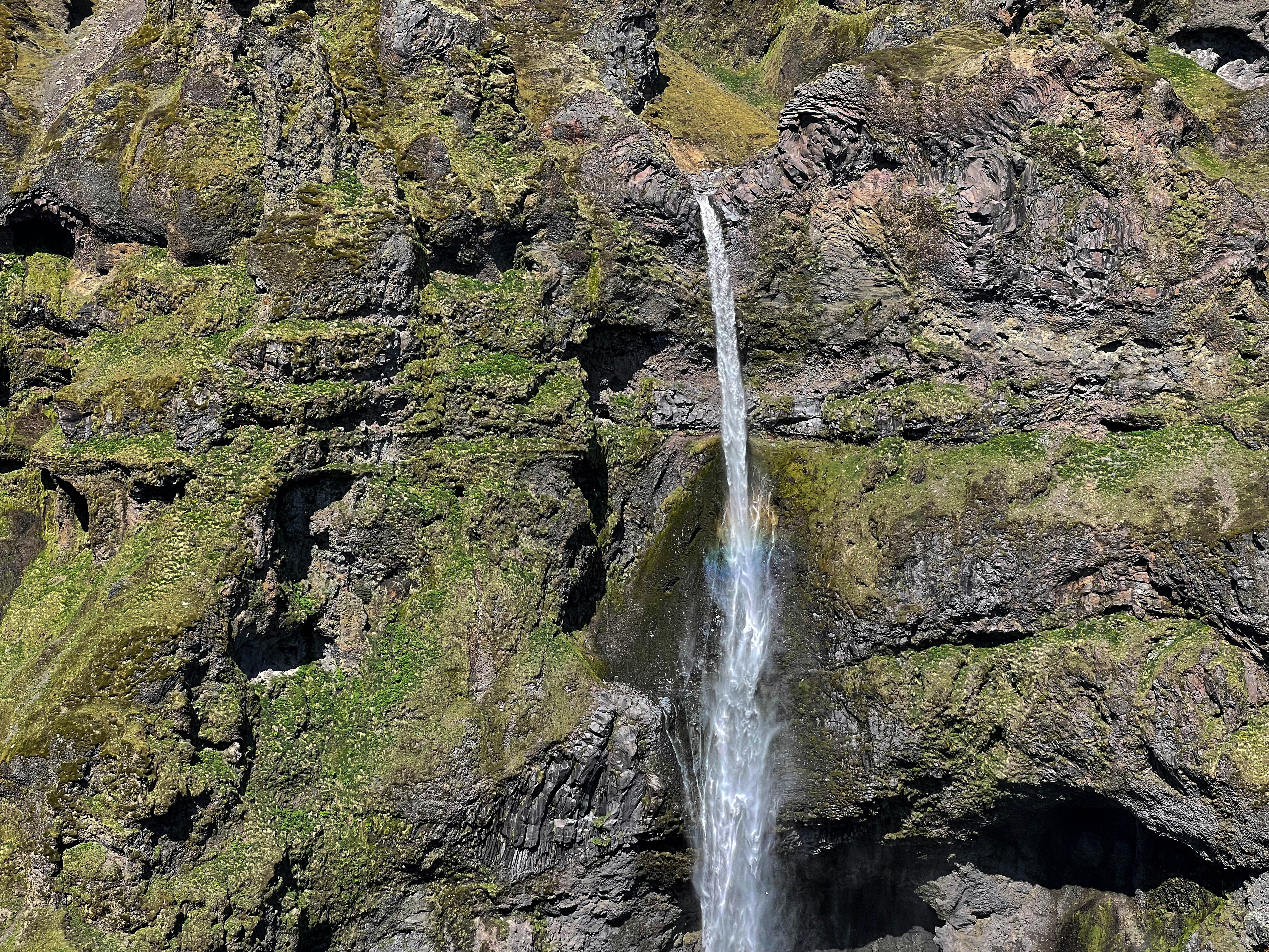 Cascade spectaculaire dans le canyon de Múlagljúfur en Islande - Voyage solo Islande 2026
