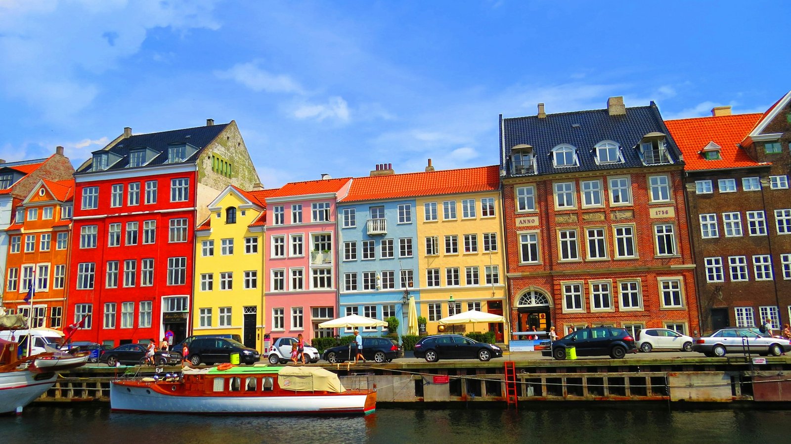 Les maisons colorées du quartier Nyhavn au bord du canal de Copenhague, Danemark