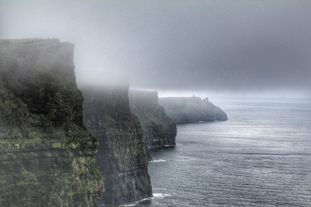 Falaises de Moher en Irlande surplombant l'océan Atlantique