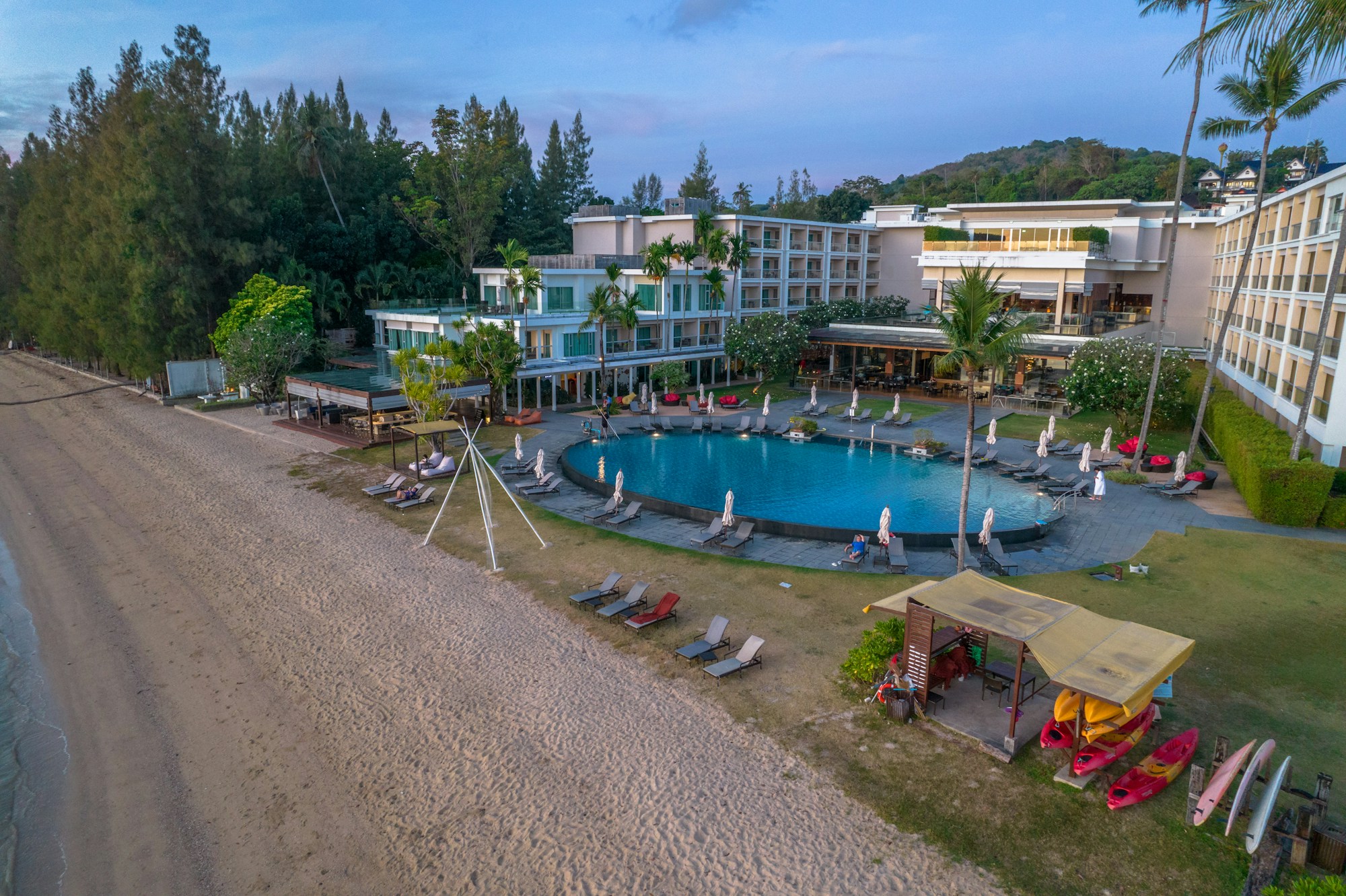 Vue aérienne d'un resort de luxe avec piscine à Phuket, Thaïlande