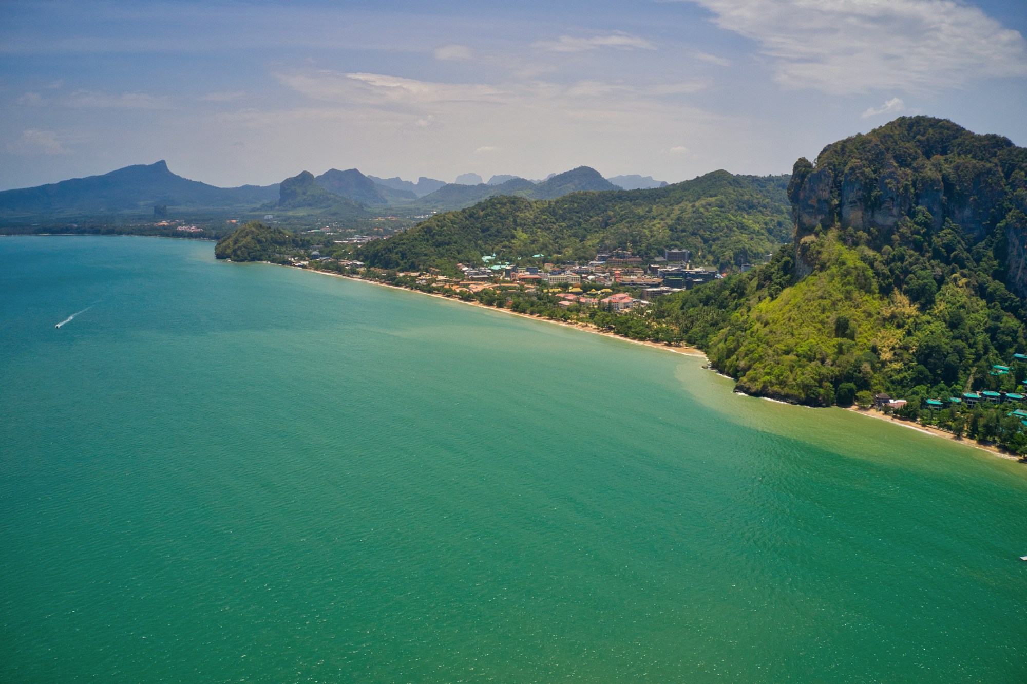 Îles verdoyantes du parc national marin d'Ang Thong en Thaïlande, eaux turquoise