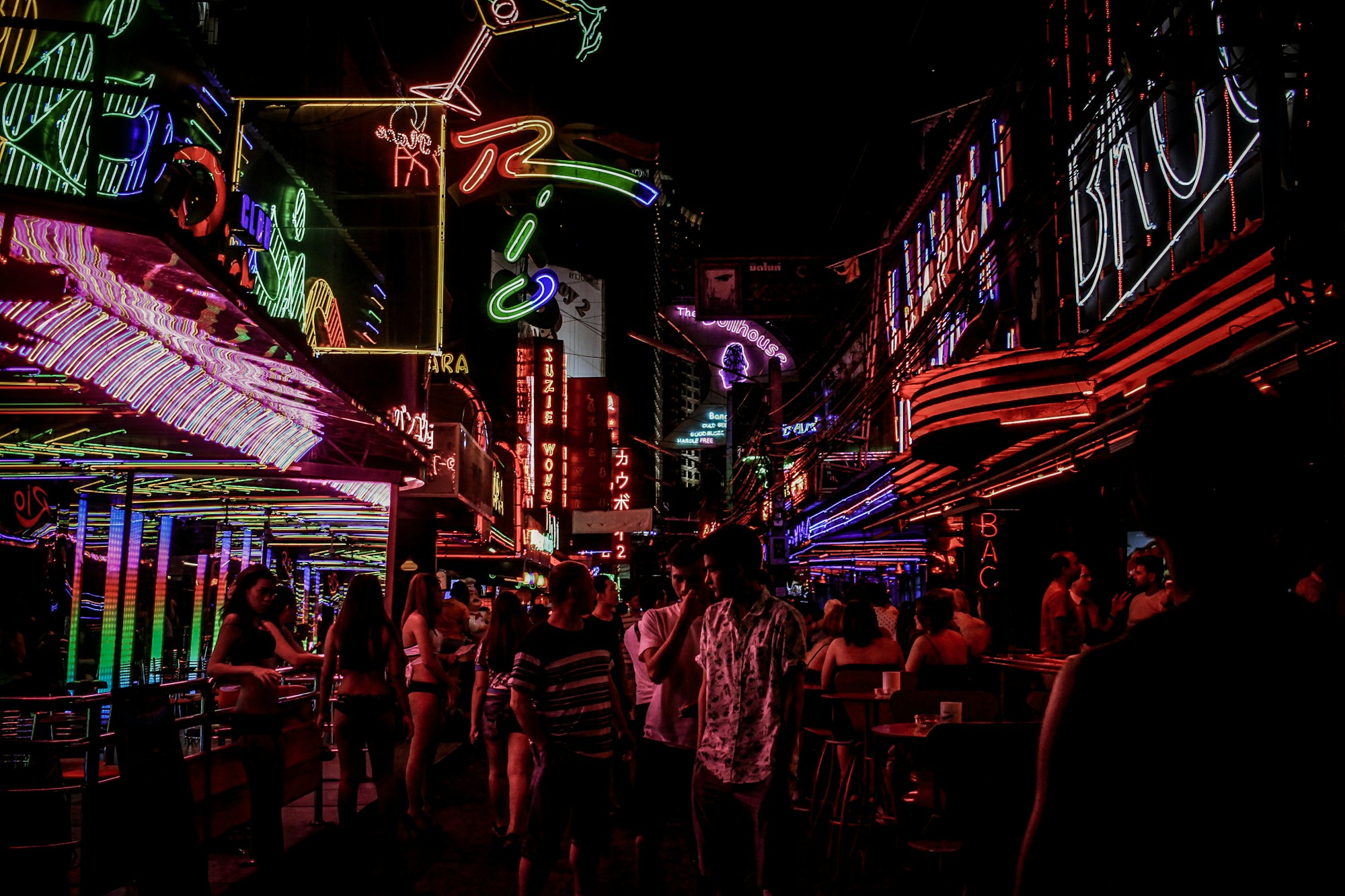 Scène de rue animée à Chinatown Bangkok (Yaowarat) de nuit, street food et néons, Thaïlande