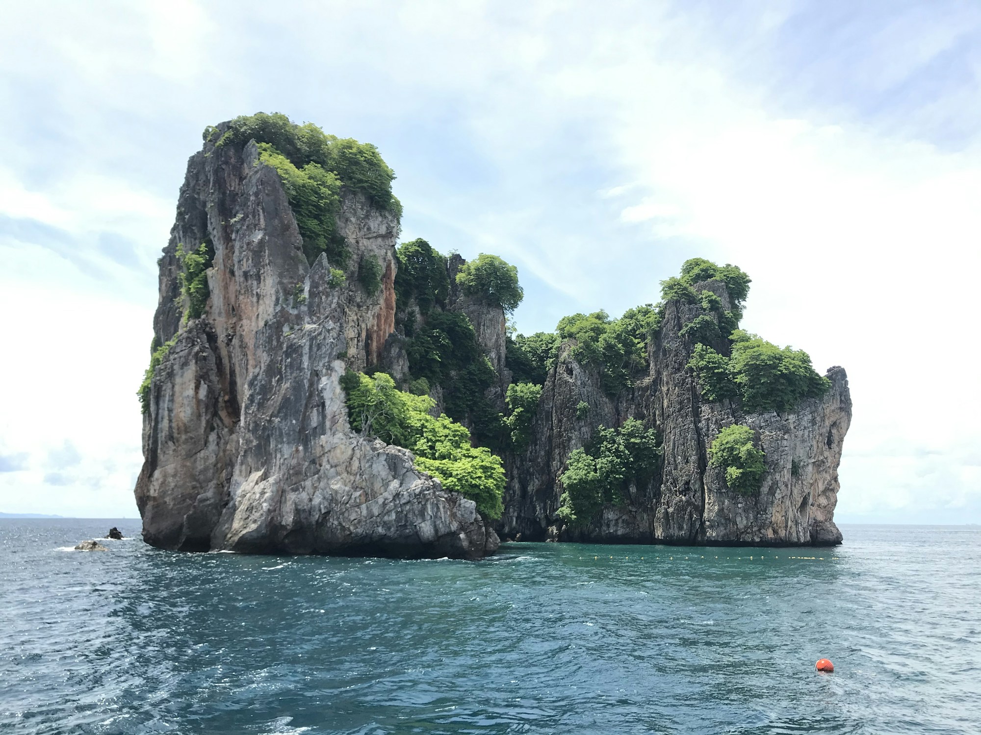 Formations calcaires de la baie de Phang Nga en Thaïlande, paysage tropical spectaculaire