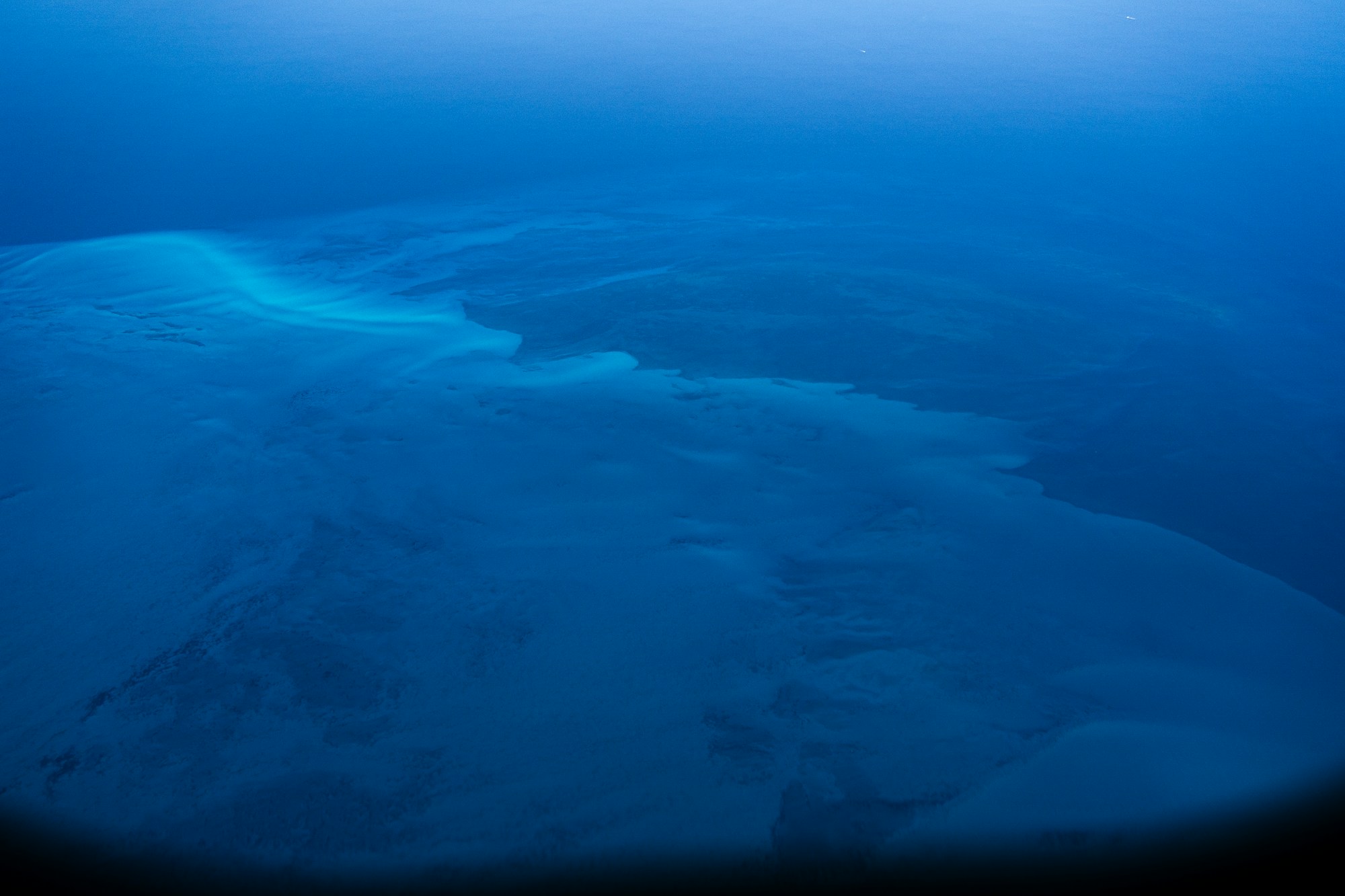 Vue aérienne d'un banc de sable blanc entouré d'eaux turquoise