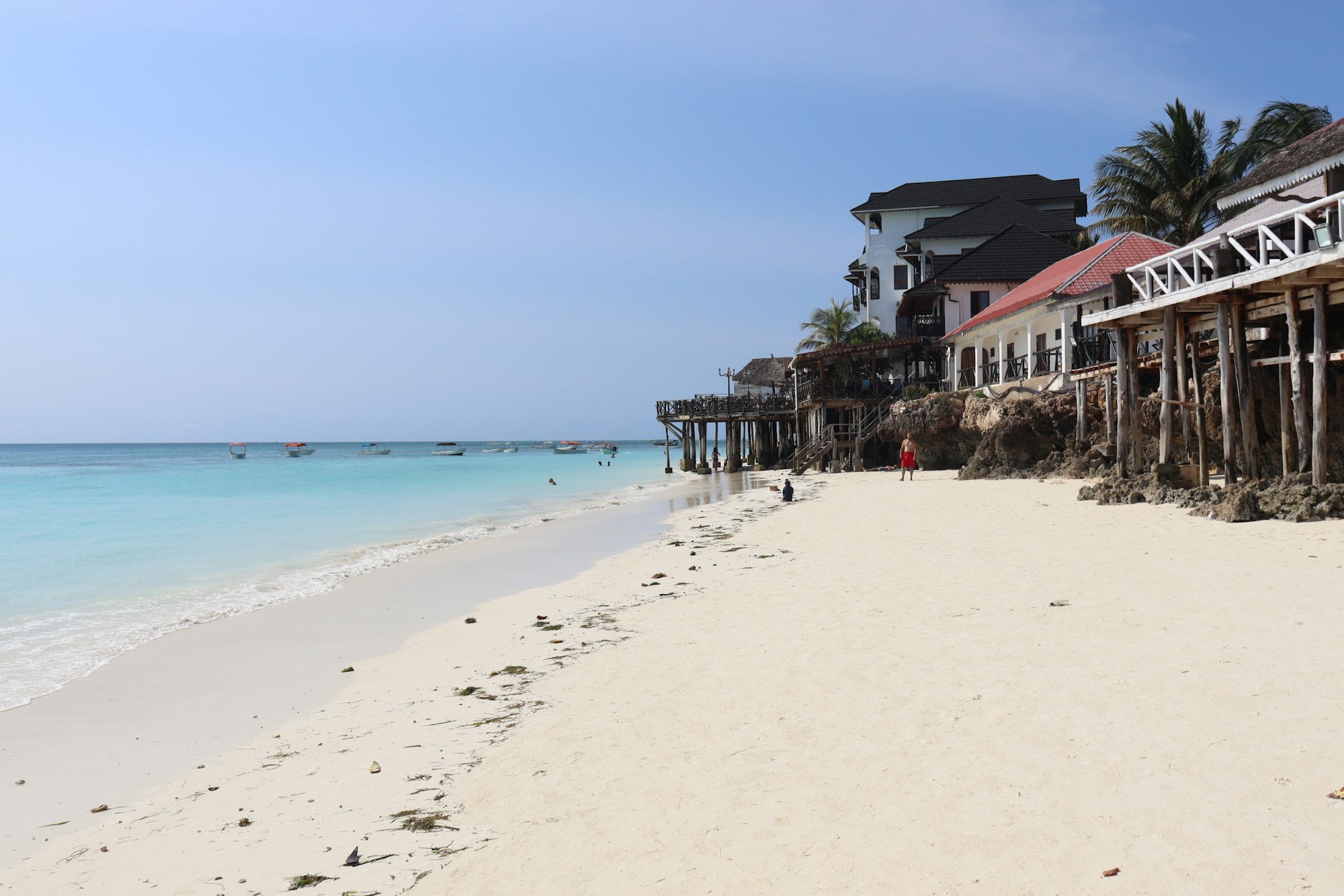Plage de sable blanc de Nungwi à Zanzibar avec eaux turquoise
