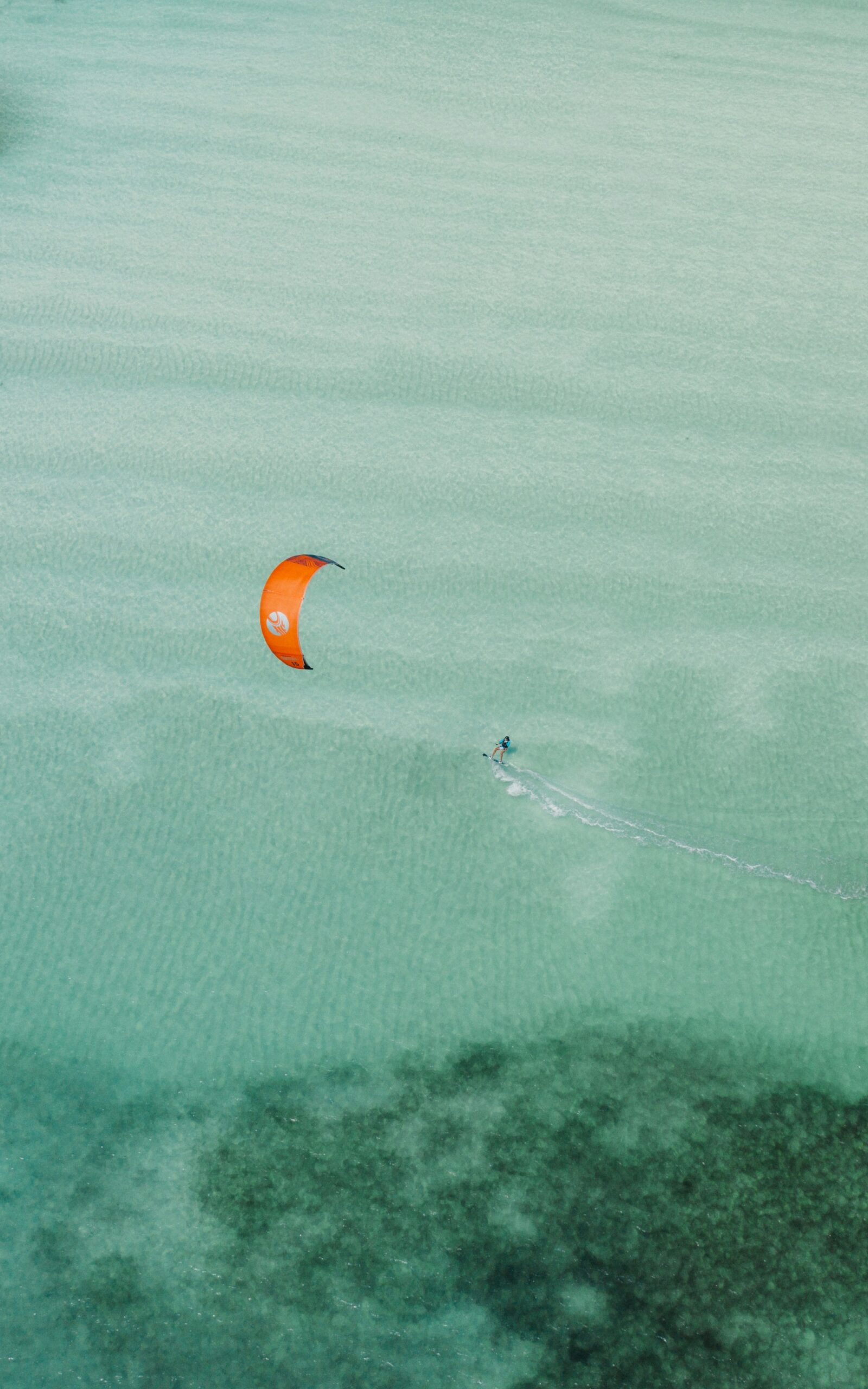 Kitesurfeur glissant sur les eaux turquoise de Paje Beach à Zanzibar