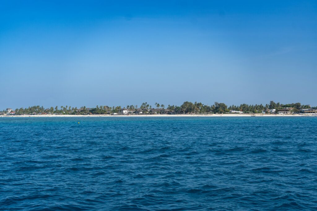 Vue panoramique des plages de Zanzibar avec eaux turquoise et sable blanc