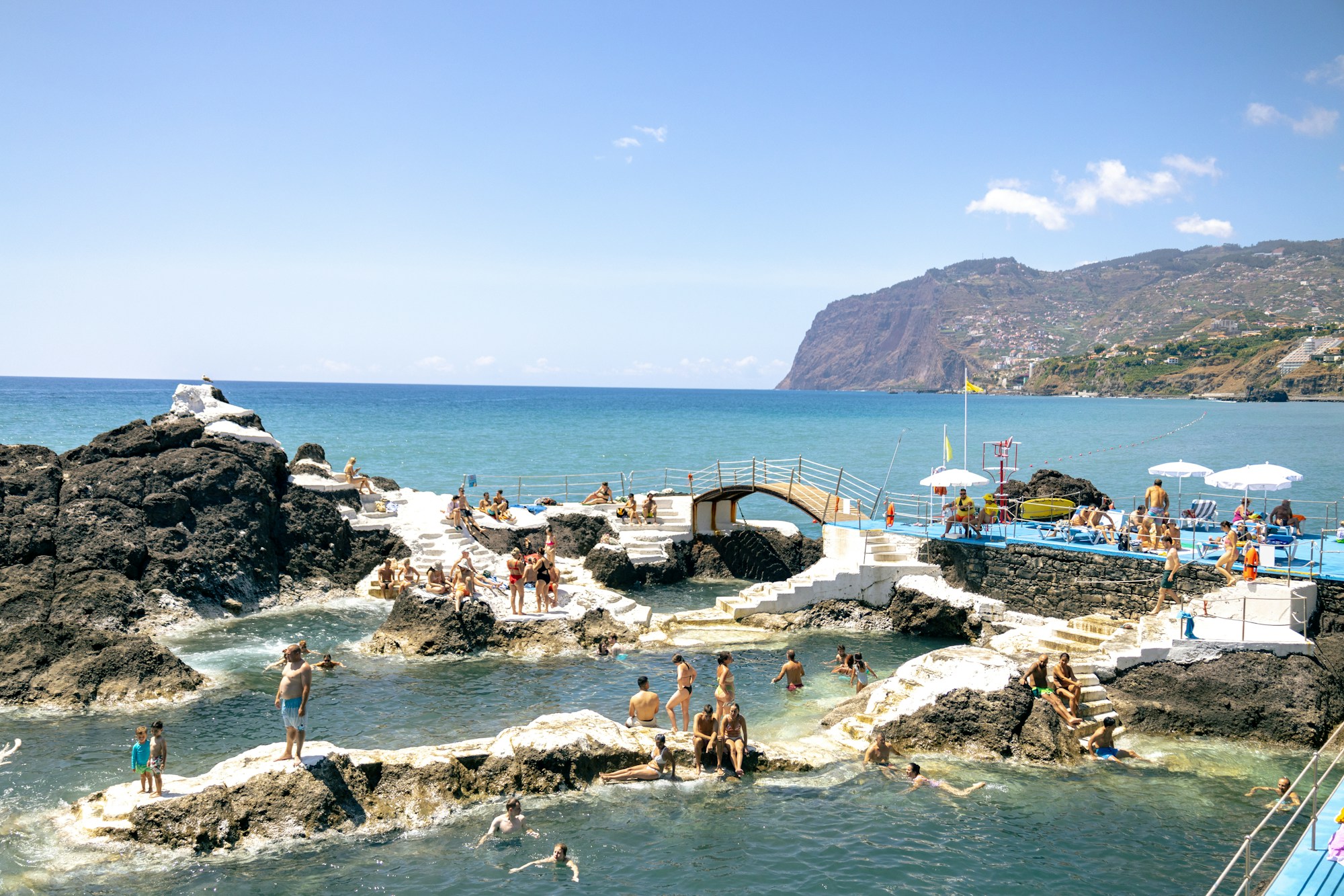 Natürliche Lavapools von Porto Moniz auf Madeira, Portugal, türkisfarbene Vulkanbecken am Rand des Atlantischen Ozeans