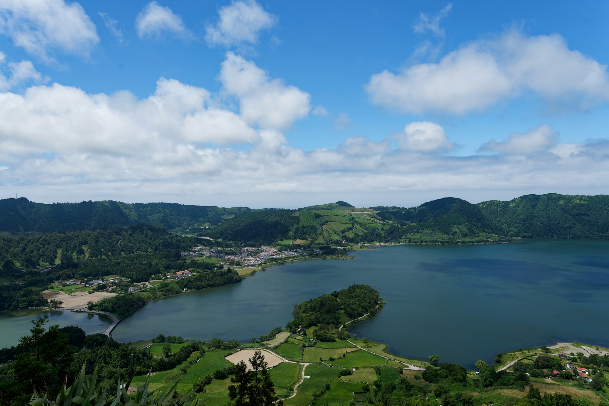 Panoramablick auf die Seen von Sete Cidades auf den Azoren, Portugal, zwei verschieden gefärbte Seen in einem Vulkankrater beim Sonnenaufgang
