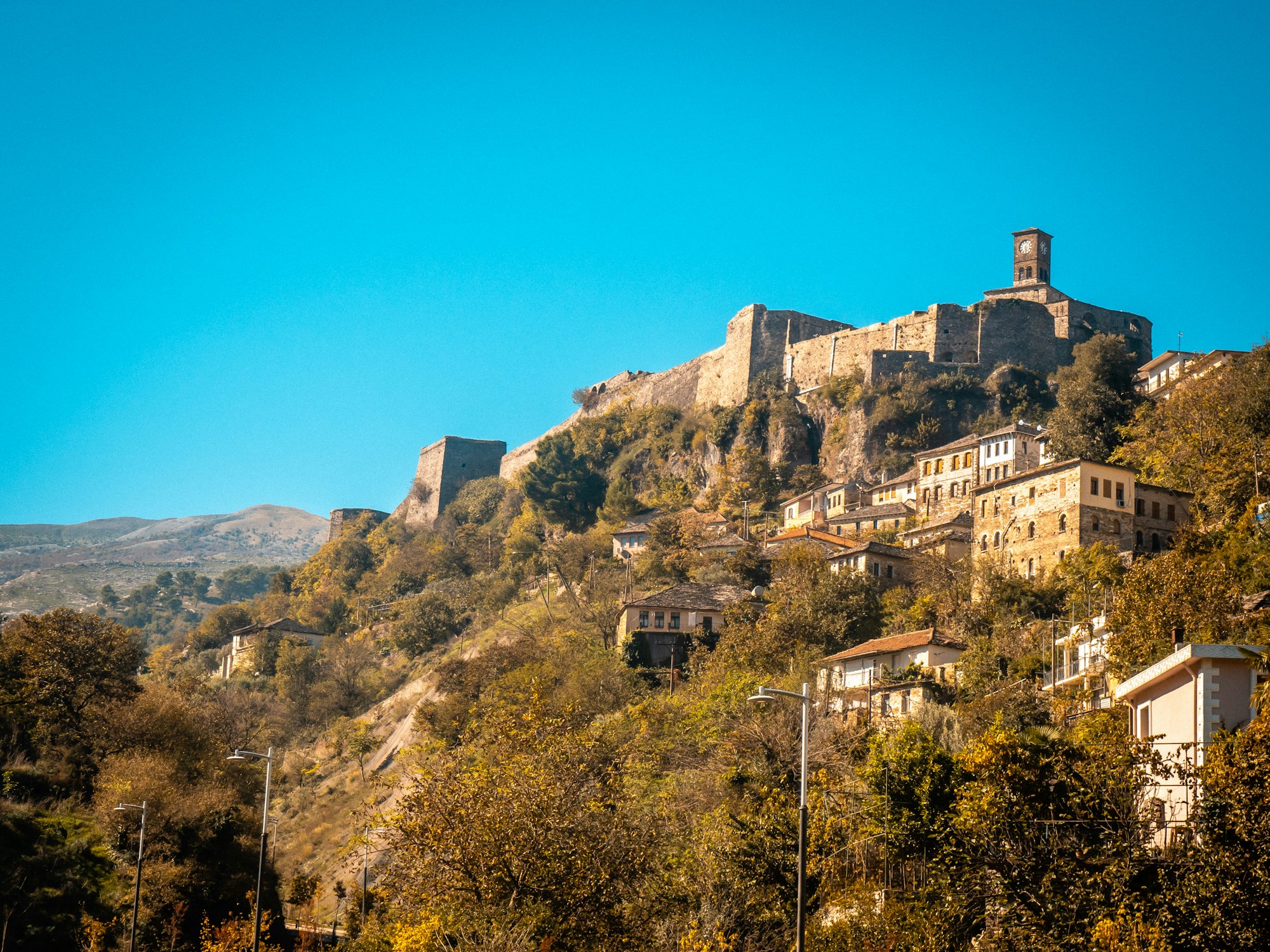 Château de Gjirokastër perché sur la colline en Albanie