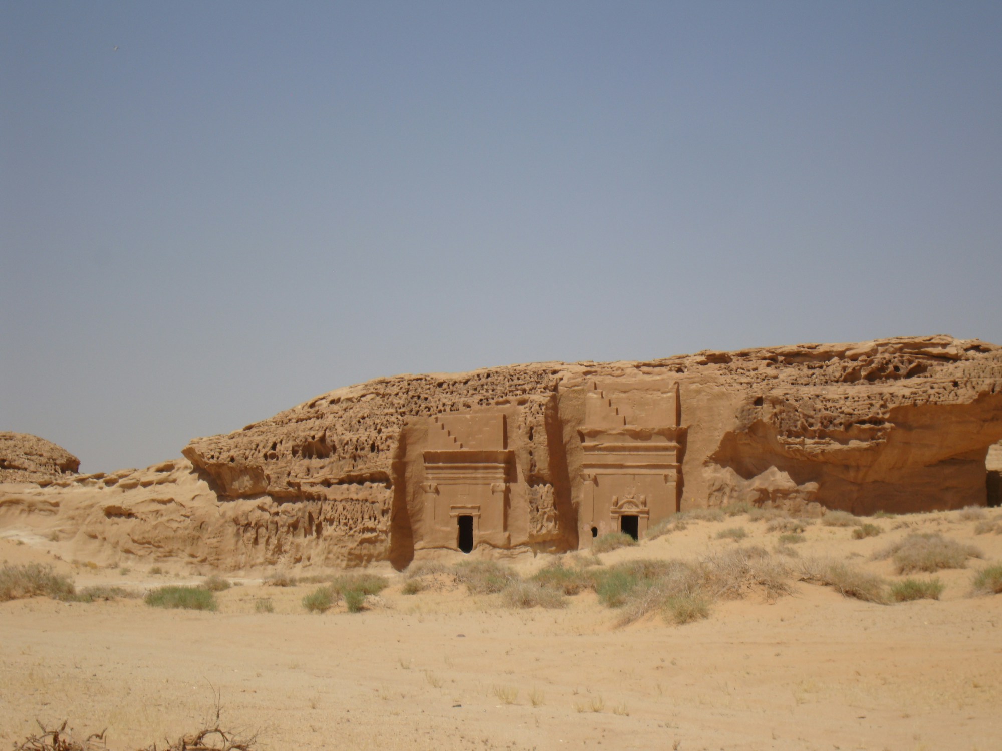 Formation rocheuse et structure ancienne au milieu du désert d'AlUla en Arabie Saoudite