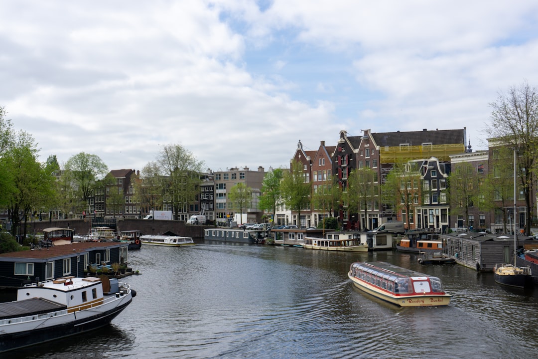 Bateau électrique silencieux naviguant sur un canal néerlandais bordé de verdure au printemps