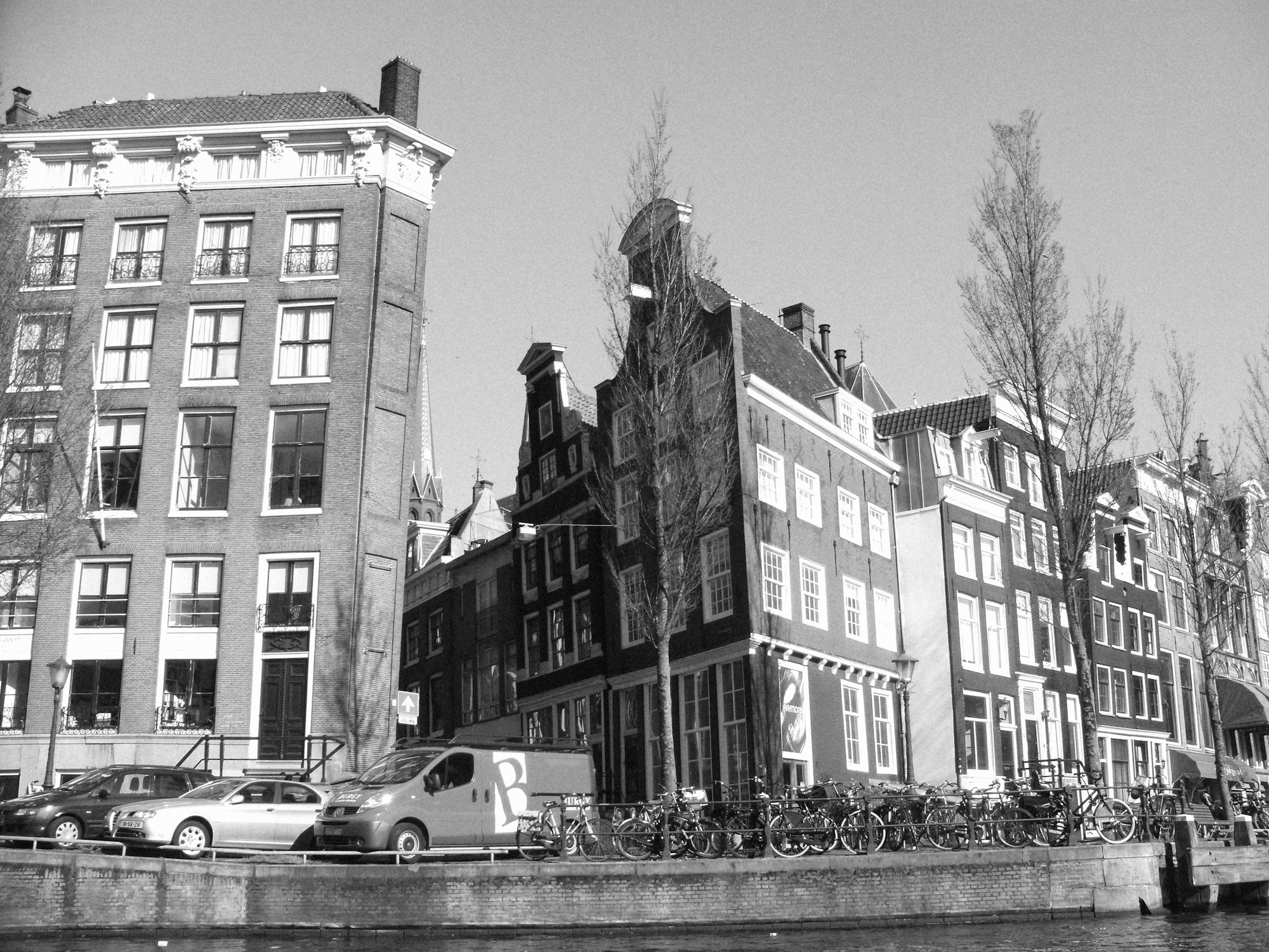 Amsterdam canals with bikes and traditional houses, a flat city accessible to wheelchair users