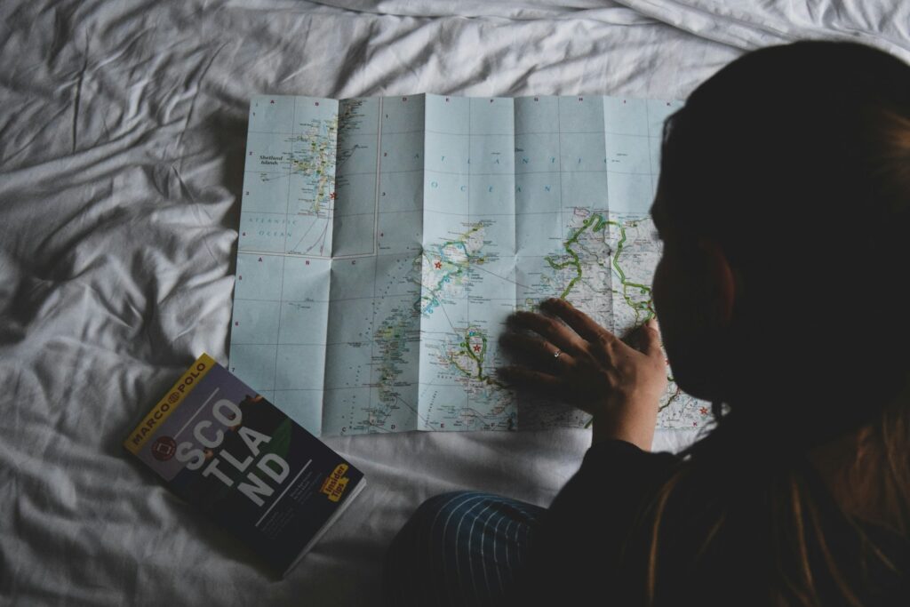 Voyageur consultant une carte du monde pour planifier son année sabbatique