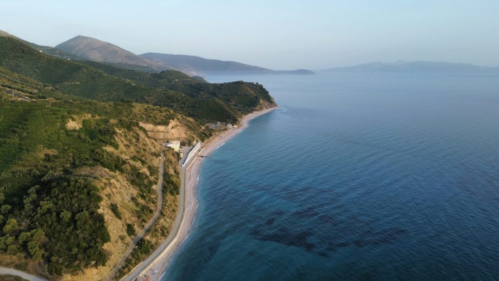 Plage de Bunec sur la Riviera albanaise, mer Ionienne
